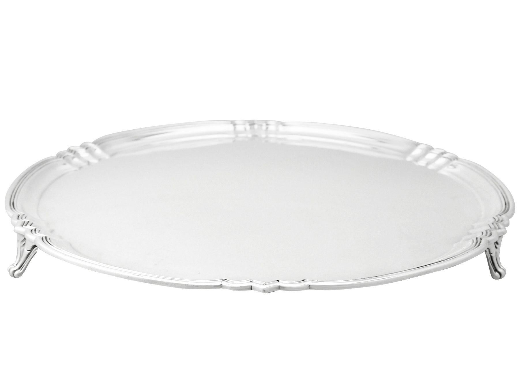 An exceptional, fine and impressive antique George V English sterling silver salver made by Reid & Sons in the Art Deco style, an addition to our dining silverware collection.

This exceptional antique sterling silver salver has a plain circular