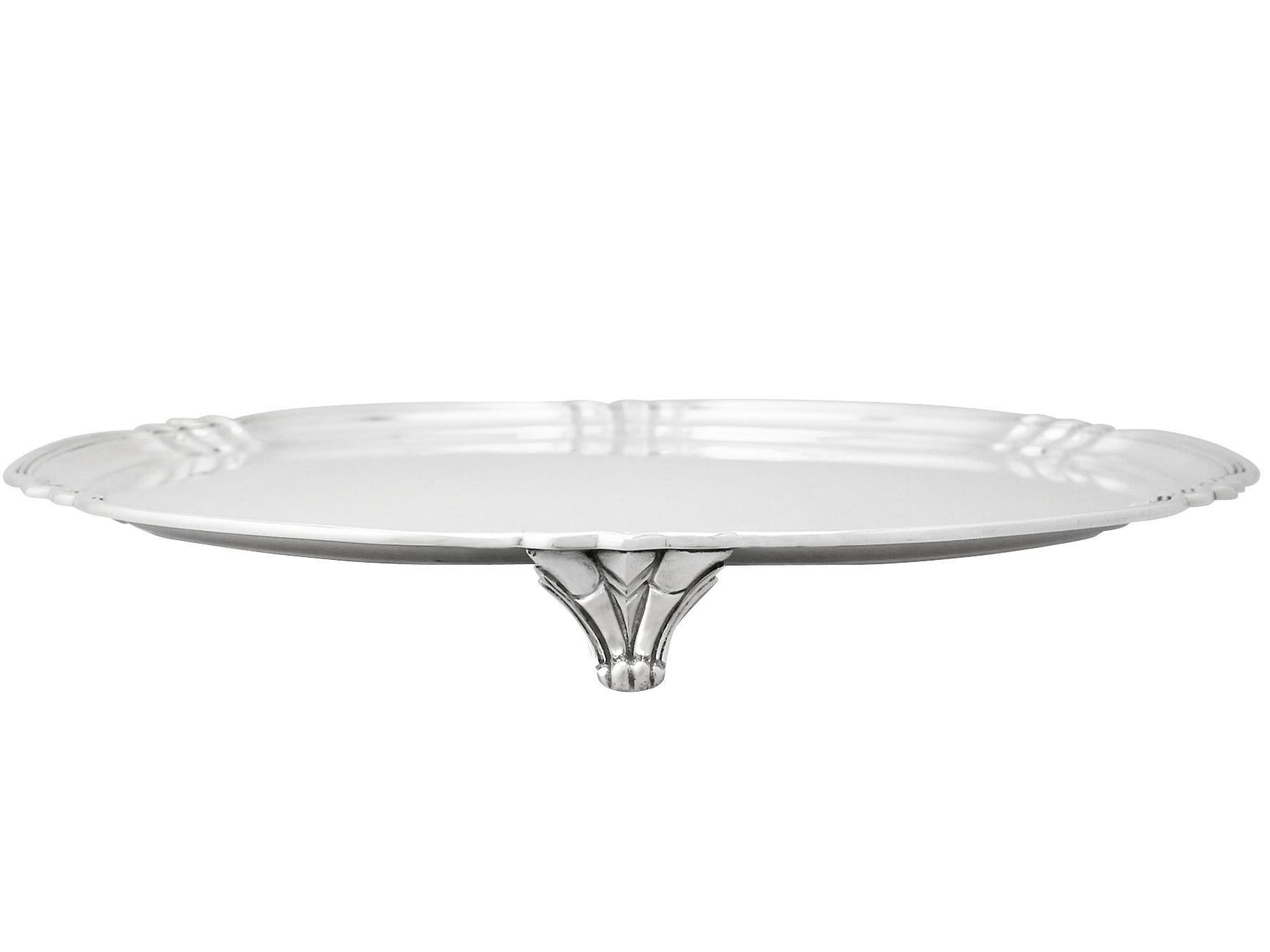 George V Art Deco Style Sterling Silver Salver by Reid & Sons In Excellent Condition For Sale In Jesmond, Newcastle Upon Tyne