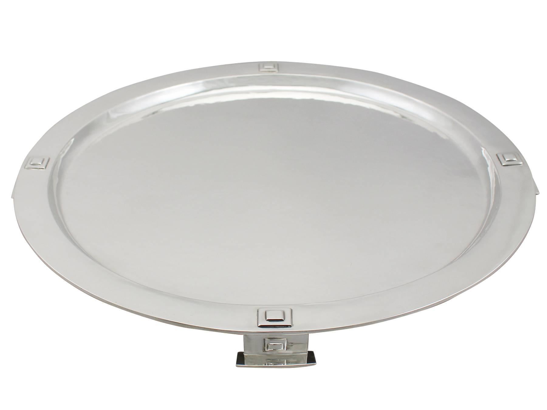 An exceptional, fine and impressive, large antique George V English sterling silver salver in the Arts & Crafts style; an addition to our silver dining collection.

This exceptional antique George V English sterling silver salver has a circular