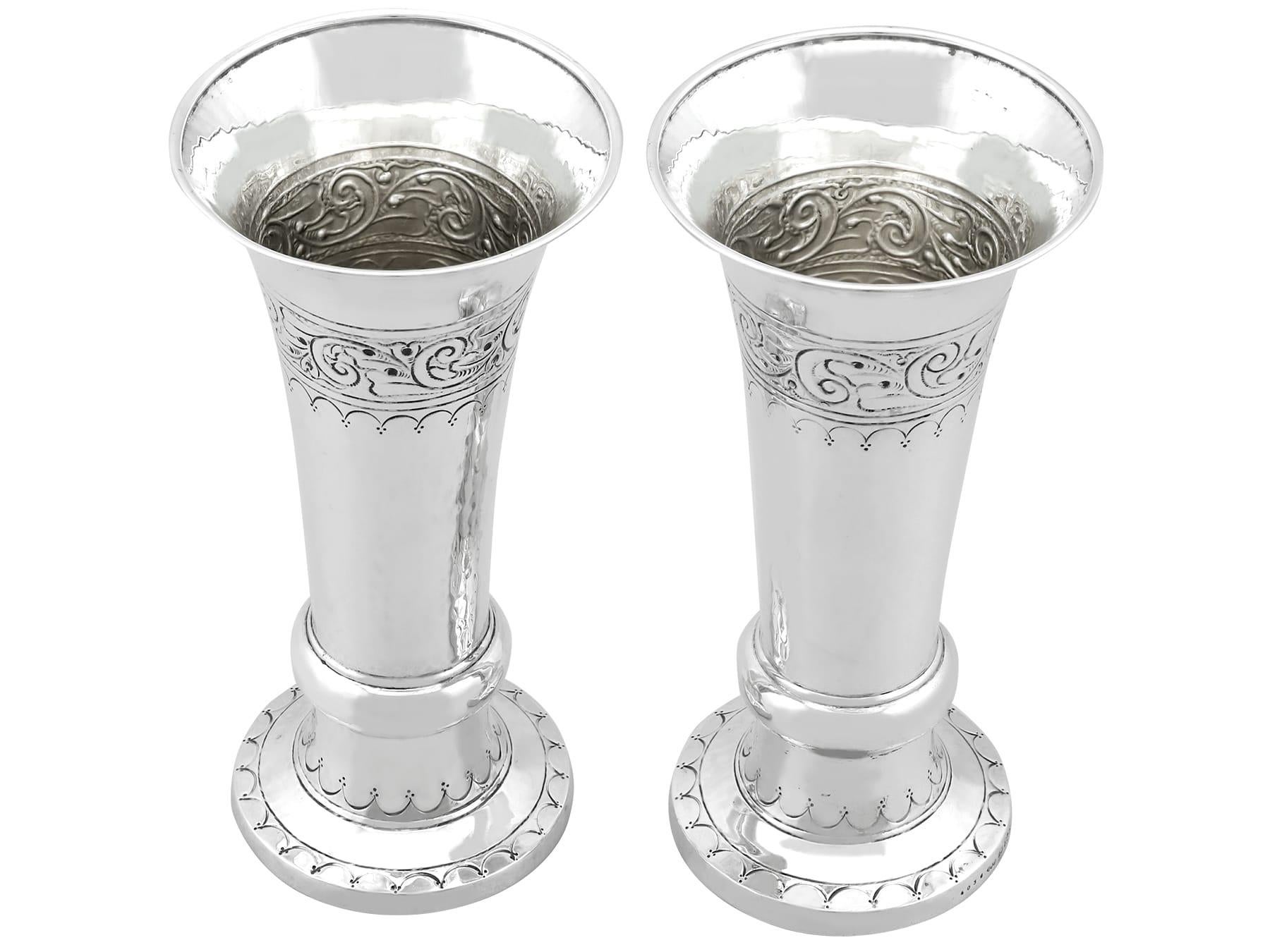 Un'eccezionale, raffinata e impressionante coppia di antichi vasi in argento sterling George V in stile Arts and Crafts realizzati da Liberty & Co. Ltd.; un'aggiunta alla nostra collezione di argenteria ornamentale Arts and Crafts.

Questi