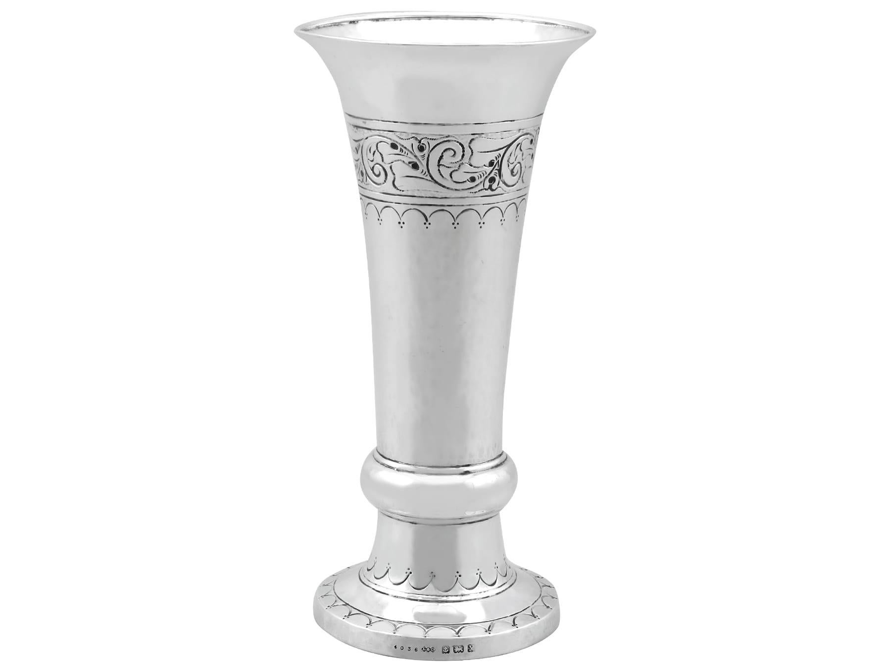 Inizio XX secolo Vasi antichi in argento sterling in stile George V Arts & Crafts di Liberty & Co. Ltd in vendita