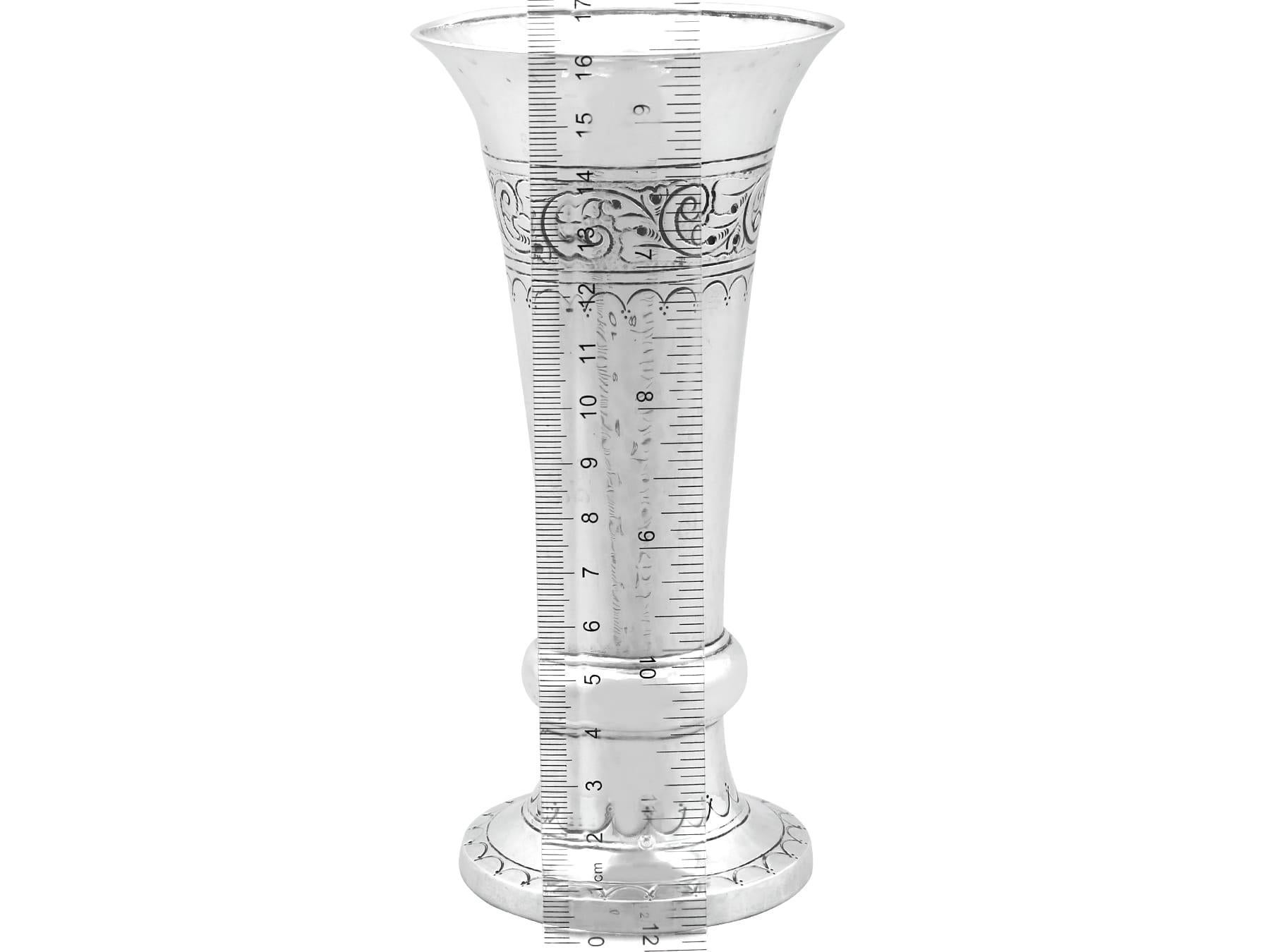 Vasi antichi in argento sterling in stile George V Arts & Crafts di Liberty & Co. Ltd in vendita 4