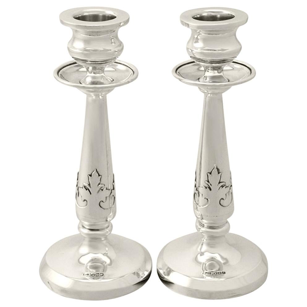 A fine and impressive pair of antique George V English sterling silver candlesticks in the Arts & Crafts style; an addition to our ornamental silverware collection.

These fine antique George V English sterling silver candlesticks have a plain