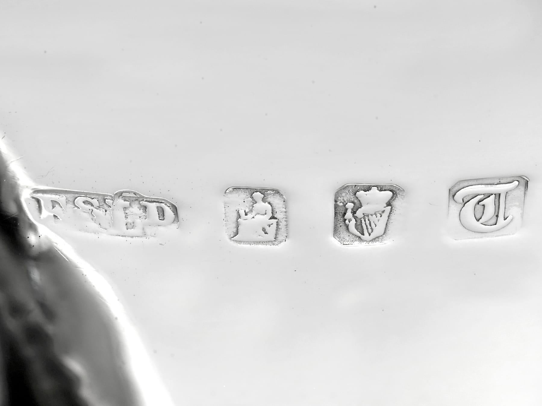 Antiguos Jarrones Irlandeses de Plata de Ley Estilo Jorge V Lindisfarne en venta 6