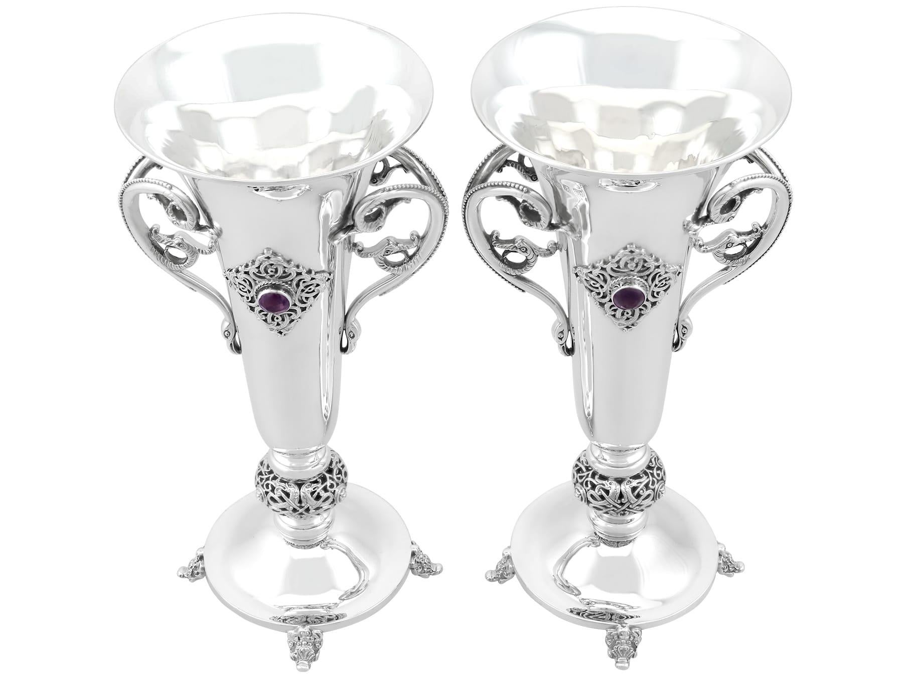Un excepcional, fino e impresionante par de jarrones irlandeses antiguos de plata de ley estilo Lindisfarne; un añadido a nuestra colección de platería ornamental irlandesa.

Estos excepcionales y raros jarrones antiguos irlandeses de plata tienen