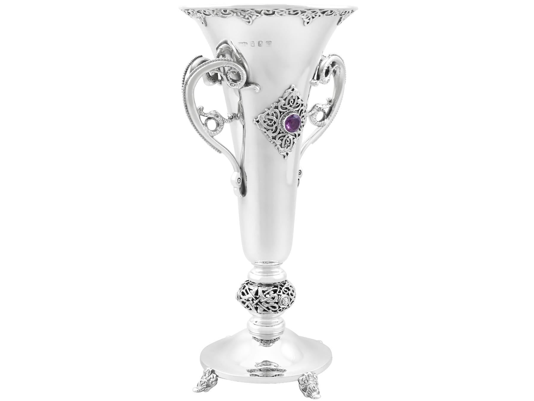 Antiguos Jarrones Irlandeses de Plata de Ley Estilo Jorge V Lindisfarne en Excelente estado para la venta en Jesmond, Newcastle Upon Tyne