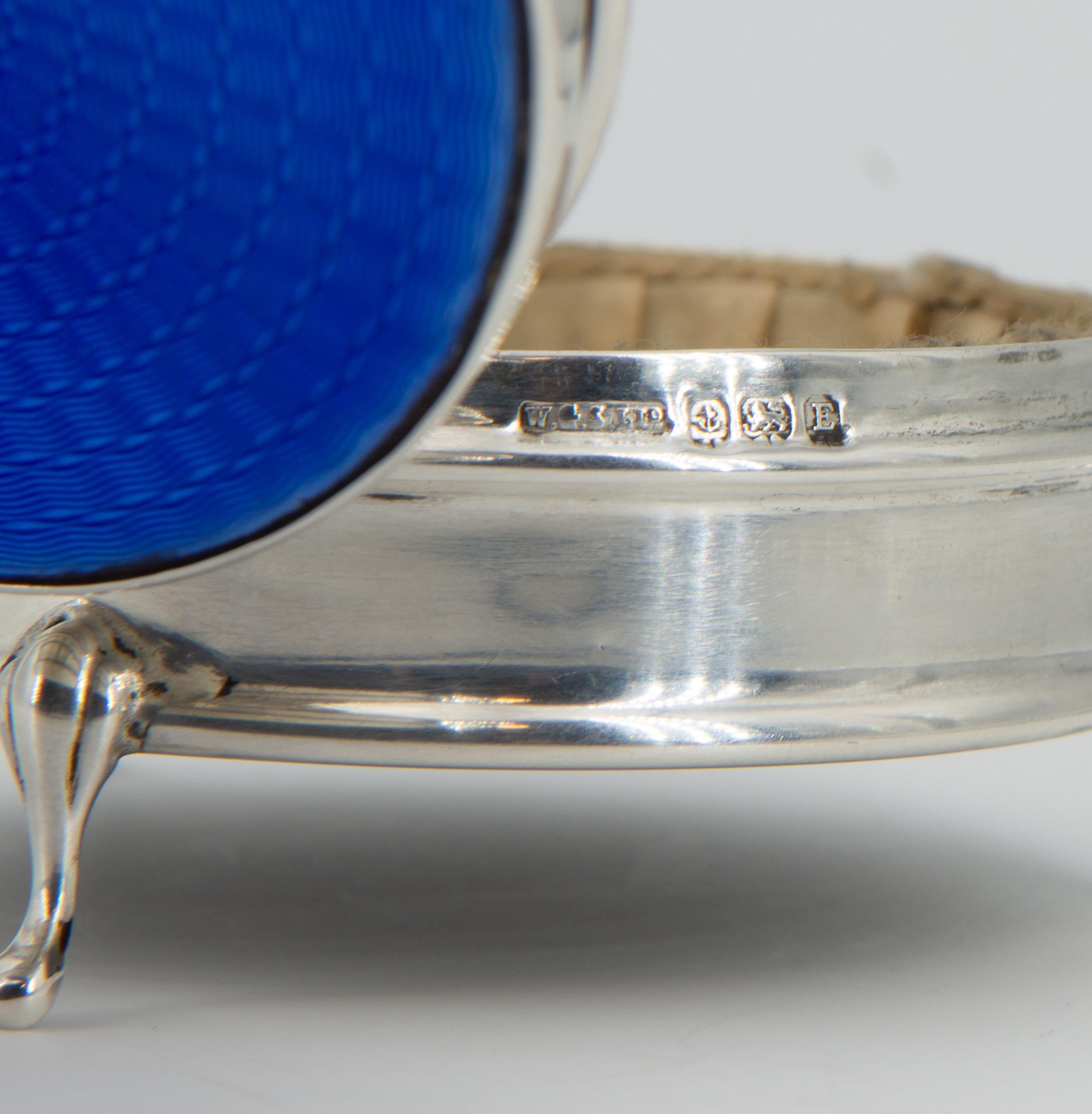 Art déco Antique boîte à bijoux George V émaillée d'argent et de bleu sur pieds 1929 en vente