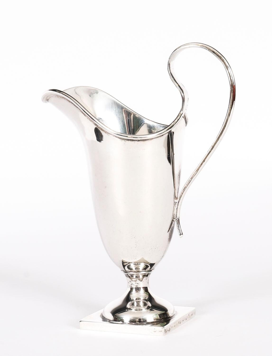 Il s'agit d'un exquis pot à crème antique en argent sterling de George V, avec des poinçons de Birmingham 1919 et la marque des orfèvres Robert Pringle & Sons.
 
Le pot à crème de style casque repose sur une base carrée et possède un corps ordinaire