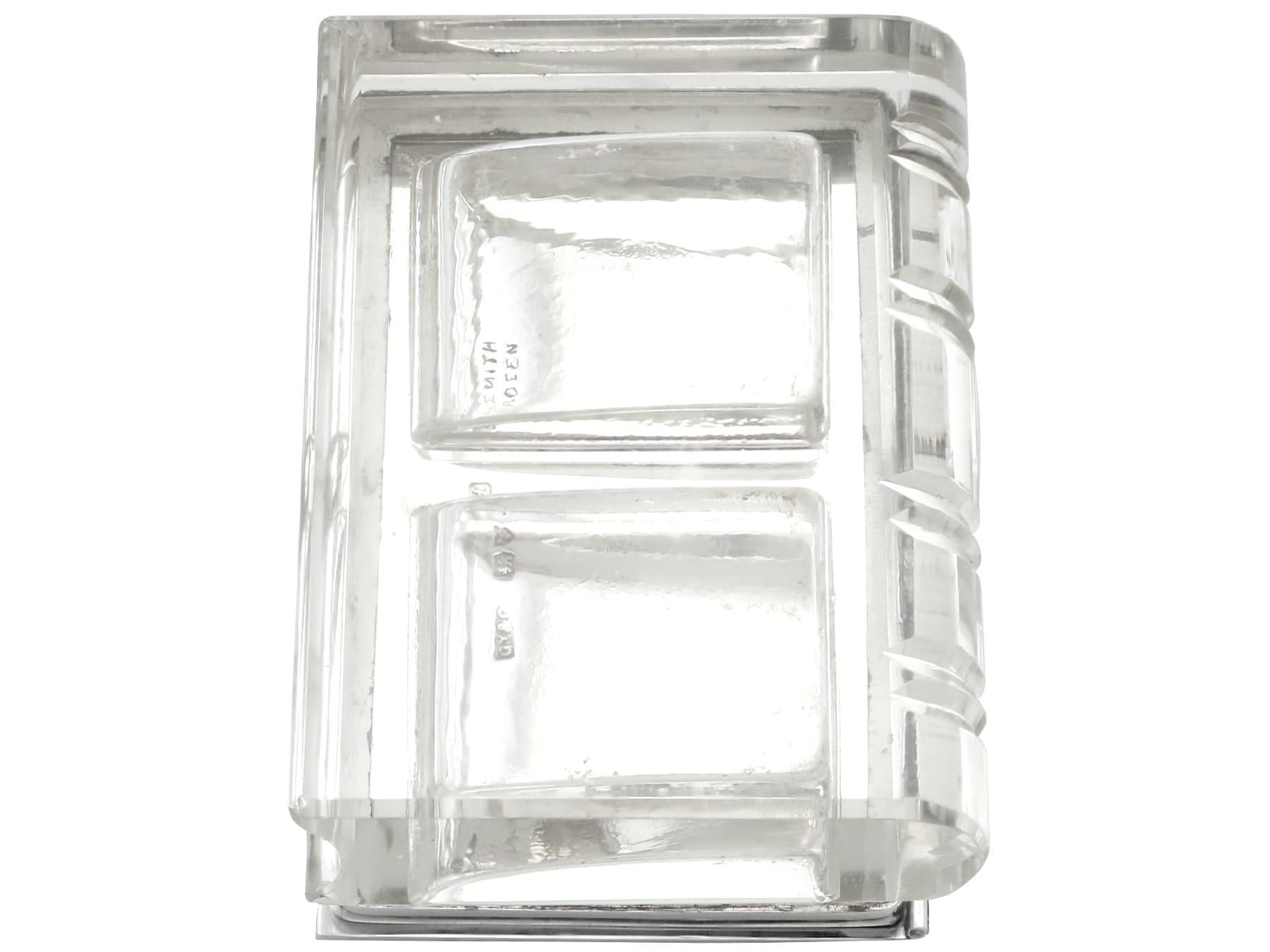 Una excepcional, fina e impresionante caja antigua de plata de ley inglesa de Jorge V y sello de cristal; una adición a nuestras cajas antiguas de colección.

Esta excepcional y rara caja de sellos antigua de plata de ley y cristal de Jorge V ha
