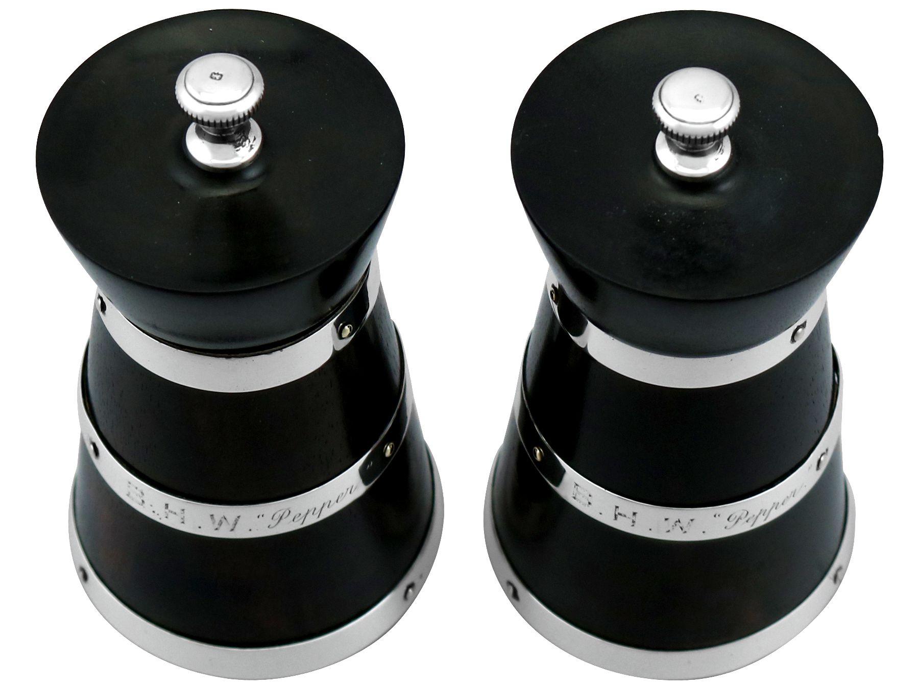 An exceptional, fine and impressive pair of antique George V English sterling silver and oak wood pepper grinders; an addition to our silver cruets/condiments collection

These exceptional antique Victorian English wood and sterling silver pepper