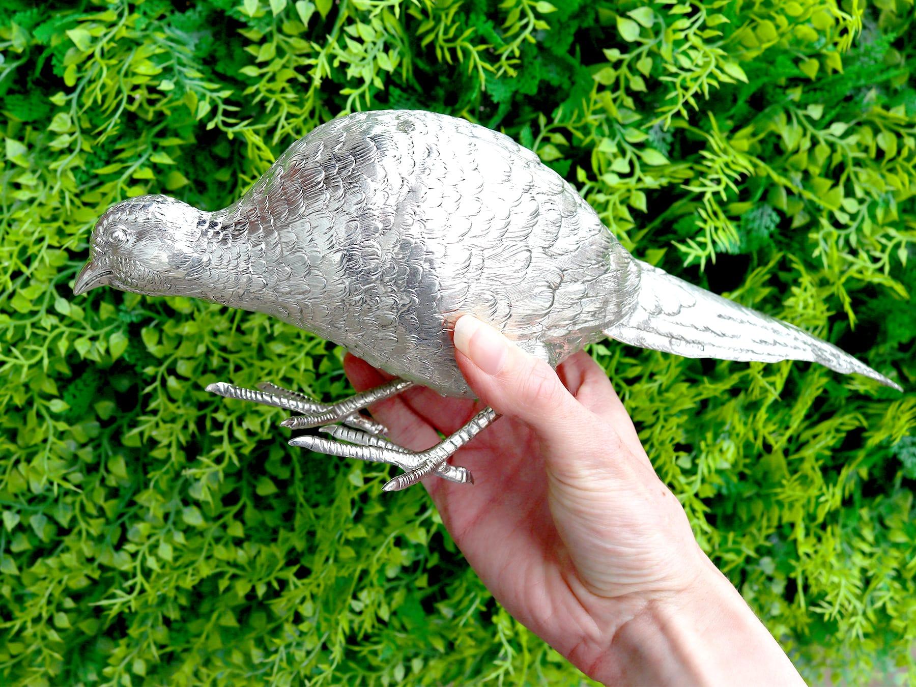 Un excepcional, fino e impresionante adorno de pájaro antiguo de plata de ley de Jorge V; forma parte de nuestra colección de platería ornamental continental.

Este excepcional adorno de mesa antiguo de plata de ley de Jorge V ha sido modelado con