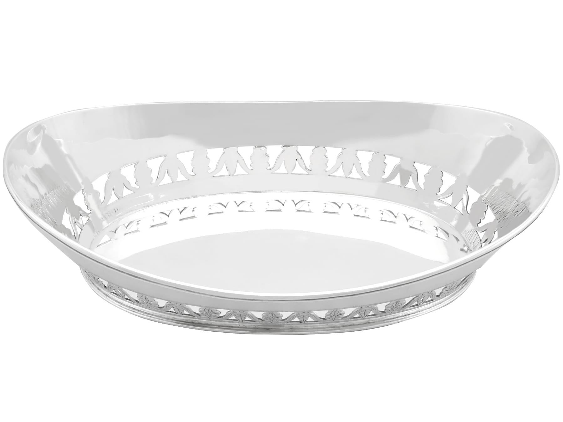 Un eccezionale, raffinato e imponente piatto da pane antico in argento sterling di Giorgio V; un'aggiunta alla nostra variegata collezione di piatti antichi.

Questo eccezionale piatto antico in argento sterling ha una forma ovale semplice a forma