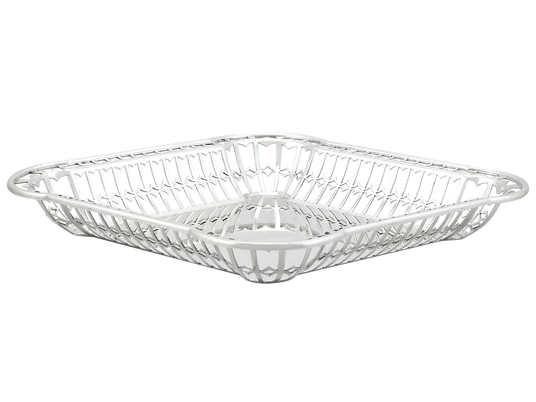 An exceptional, fine and impressive antique George V English sterling silver bread dish; an addition to our dining silverware collection

This exceptional, fine and impressive antique sterling silver dish has a highly desirable navette shaped
