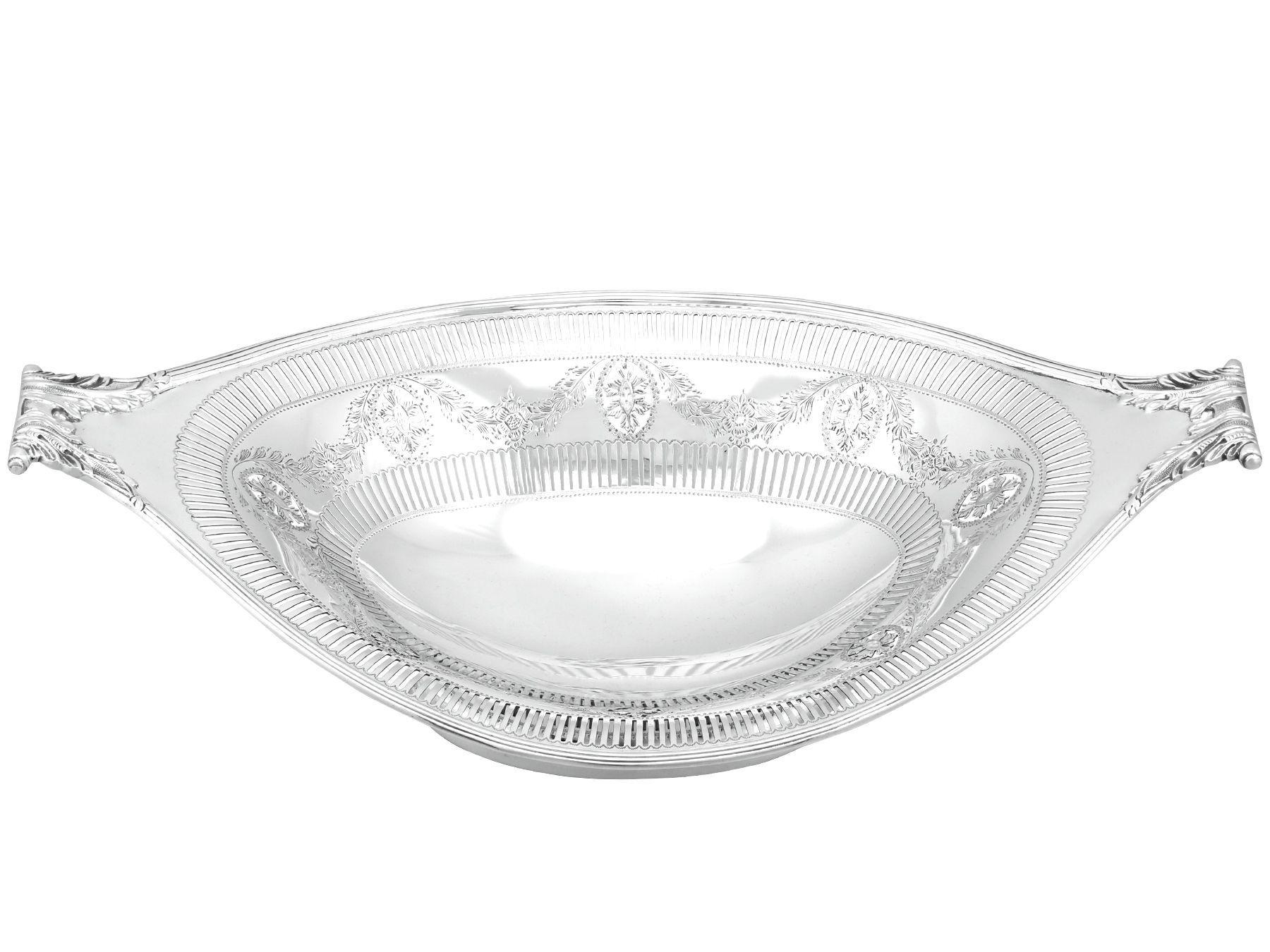 An exceptional, fine and impressive antique George V English sterling silver bread dish; an addition to our dining silverware collection.

This exceptional antique George V sterling silver dish has a plain oval boat shaped form.

The body of