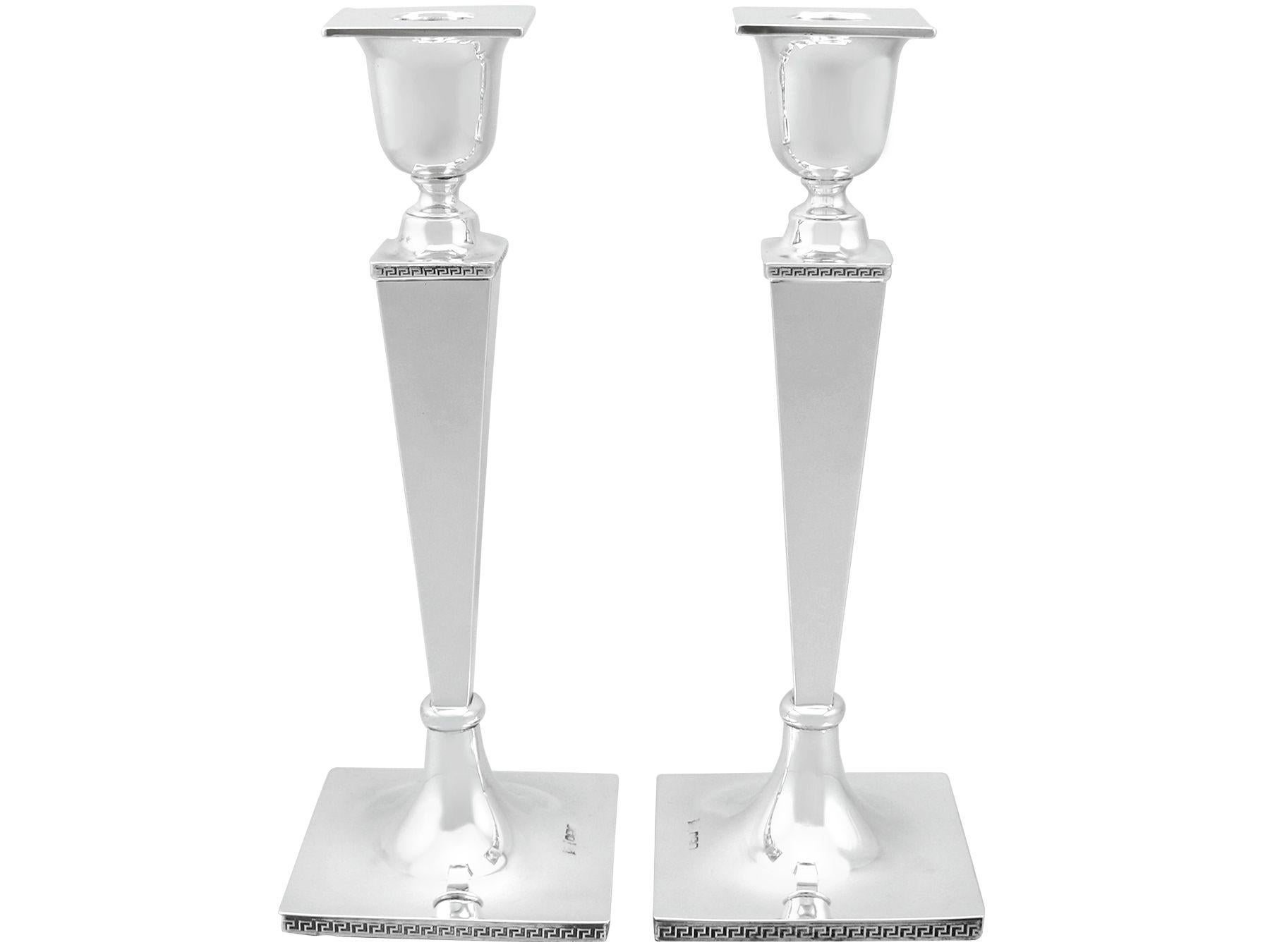 An exceptional, fine and impressive pair of antique George V English sterling silver candlesticks; an addition to our antique silverware collection

These exceptional, fine and impressive antique George V sterling silver candlesticks have a plain