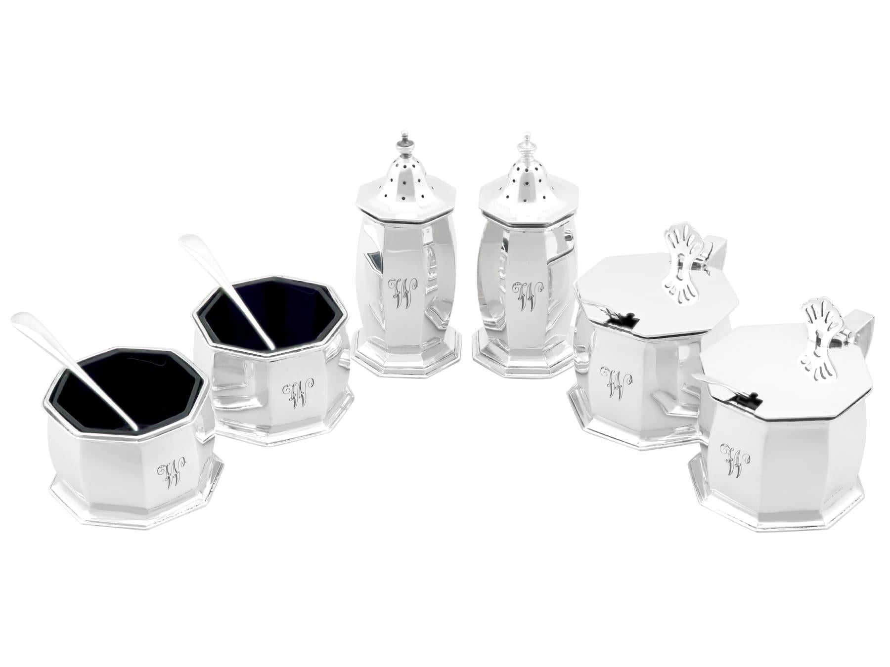 Un eccezionale, raffinato e imponente set di sei pezzi di condimento/crocchetto in argento sterling inglese di Giorgio V, confezionato; un'aggiunta alla nostra collezione di argenteria Chester.

Questo eccezionale set di condimenti d'argento di