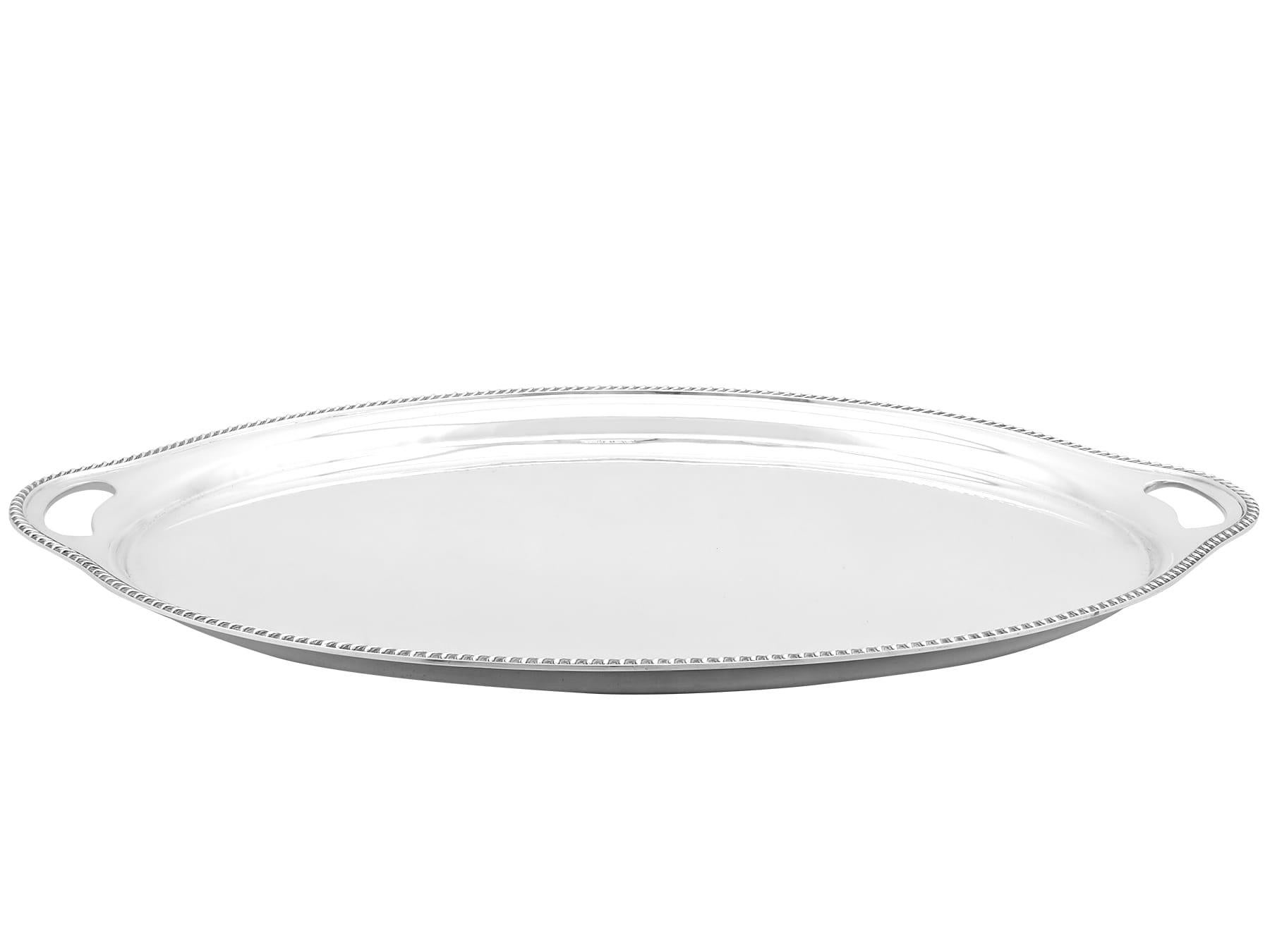 Una excepcional, fina e impresionante bandeja de plata de ley inglesa antigua de Jorge V para bebidas; una adición a nuestra colección de bandejas de plata.

Esta excepcional bandeja antigua de plata de ley de Jorge V tiene forma ovalada.

La
