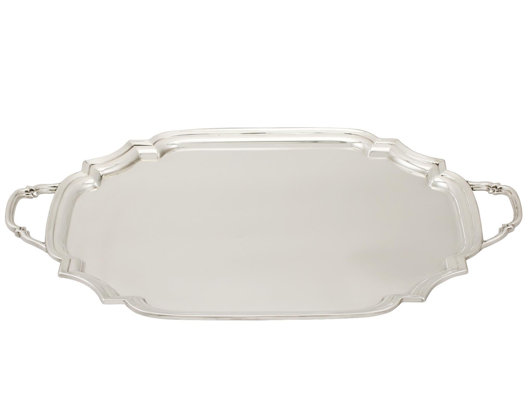 An exceptional, fine and impressive antique George V English sterling silver Art Deco drinks tray; an addition to our ornamental silverware collection.

This exceptional antique George V sterling silver drinks tray has a rectangular shaped form