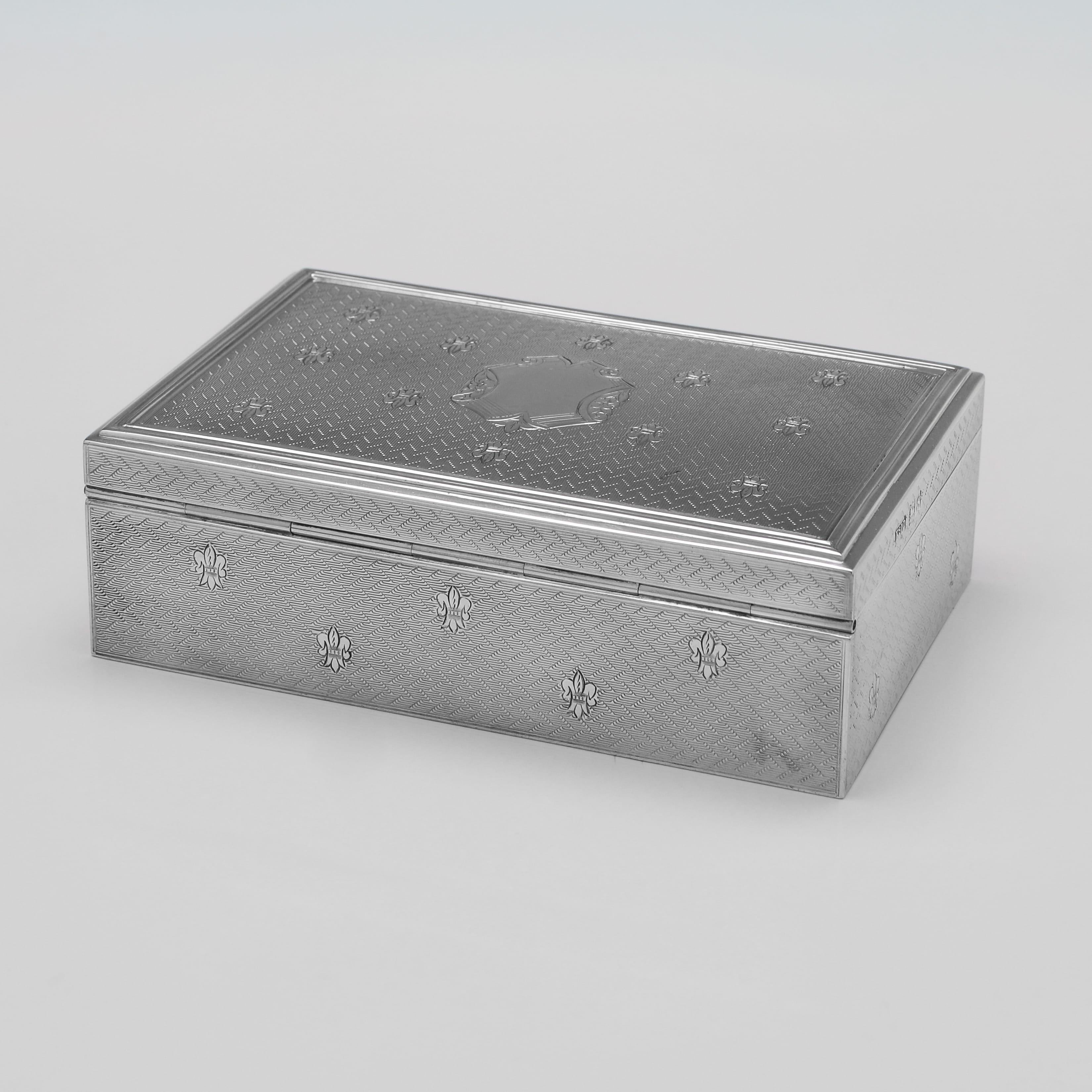 Con marchio di garanzia rilasciato a Londra nel 1913 da Finnigans Ltd., questo antico cofanetto in argento sterling A.I.I. è decorato con un'incisione a motore e motivi sparsi a forma di fiore e presenta un cartiglio vuoto sul coperchio. L'interno è