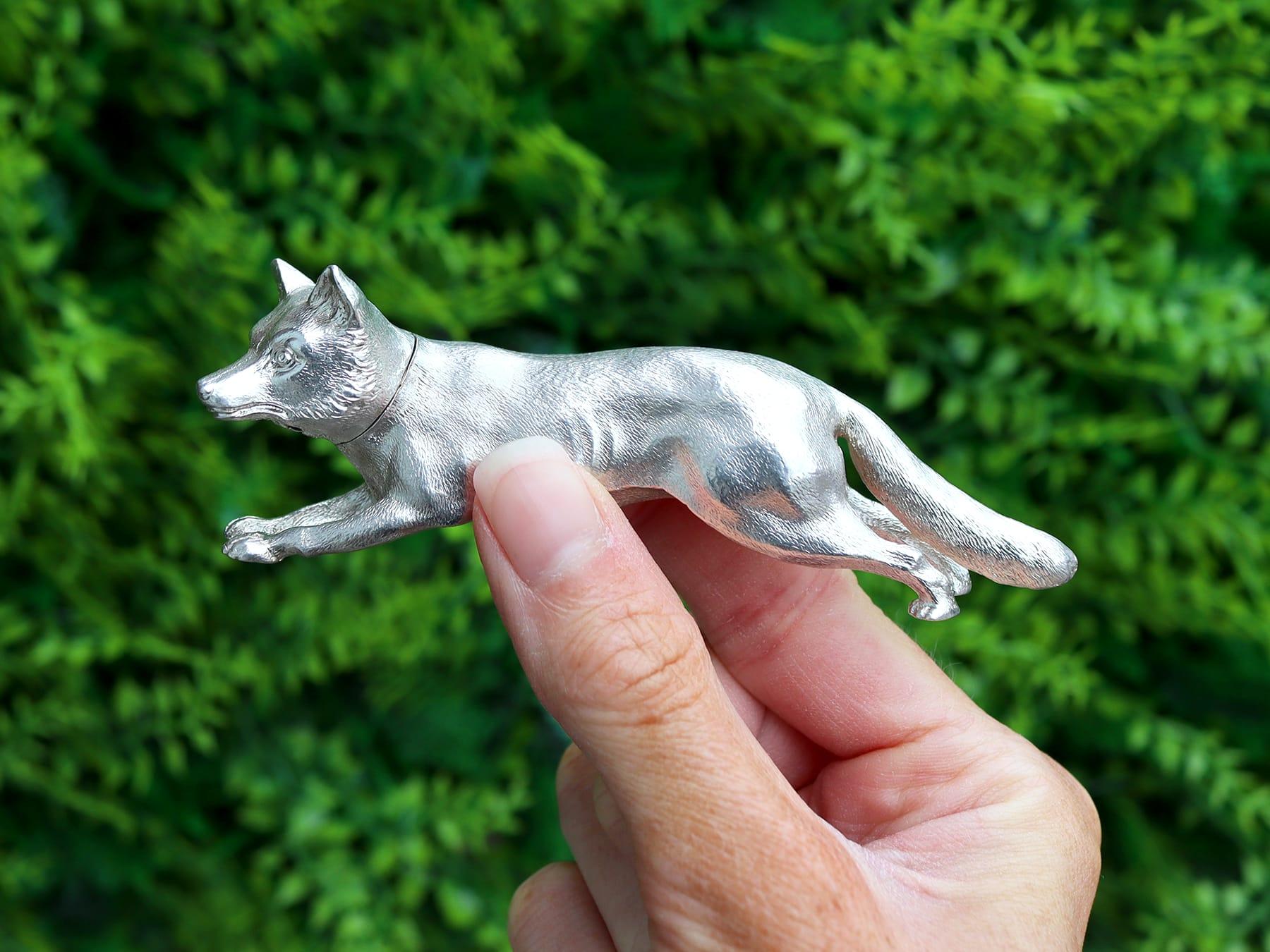 Un'eccezionale, raffinata e imponente pepiera antica in argento sterling fuso di epoca vittoriana a forma di volpe; un'aggiunta alla nostra collezione di argenteria legata agli animali.

Questa eccezionale pepiera d'epoca vittoriana in argento fuso