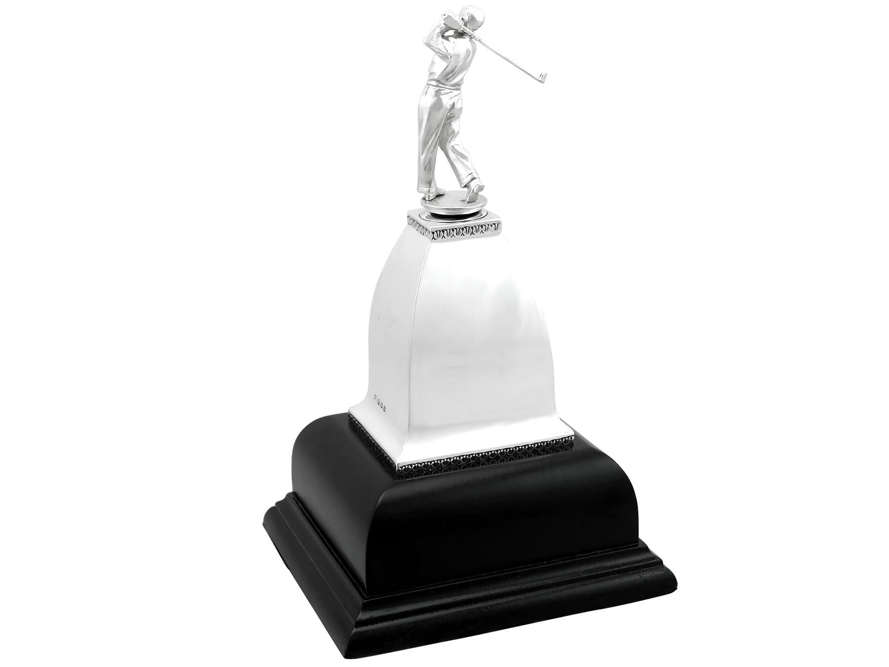 Un excepcional, fino e impresionante trofeo de presentación de plata de ley fundida inglesa de Jorge V sobre plinto con la forma de un golfista; una adición a nuestra colección de platería de golf.

Este excepcional trofeo antiguo inglés Jorge V de