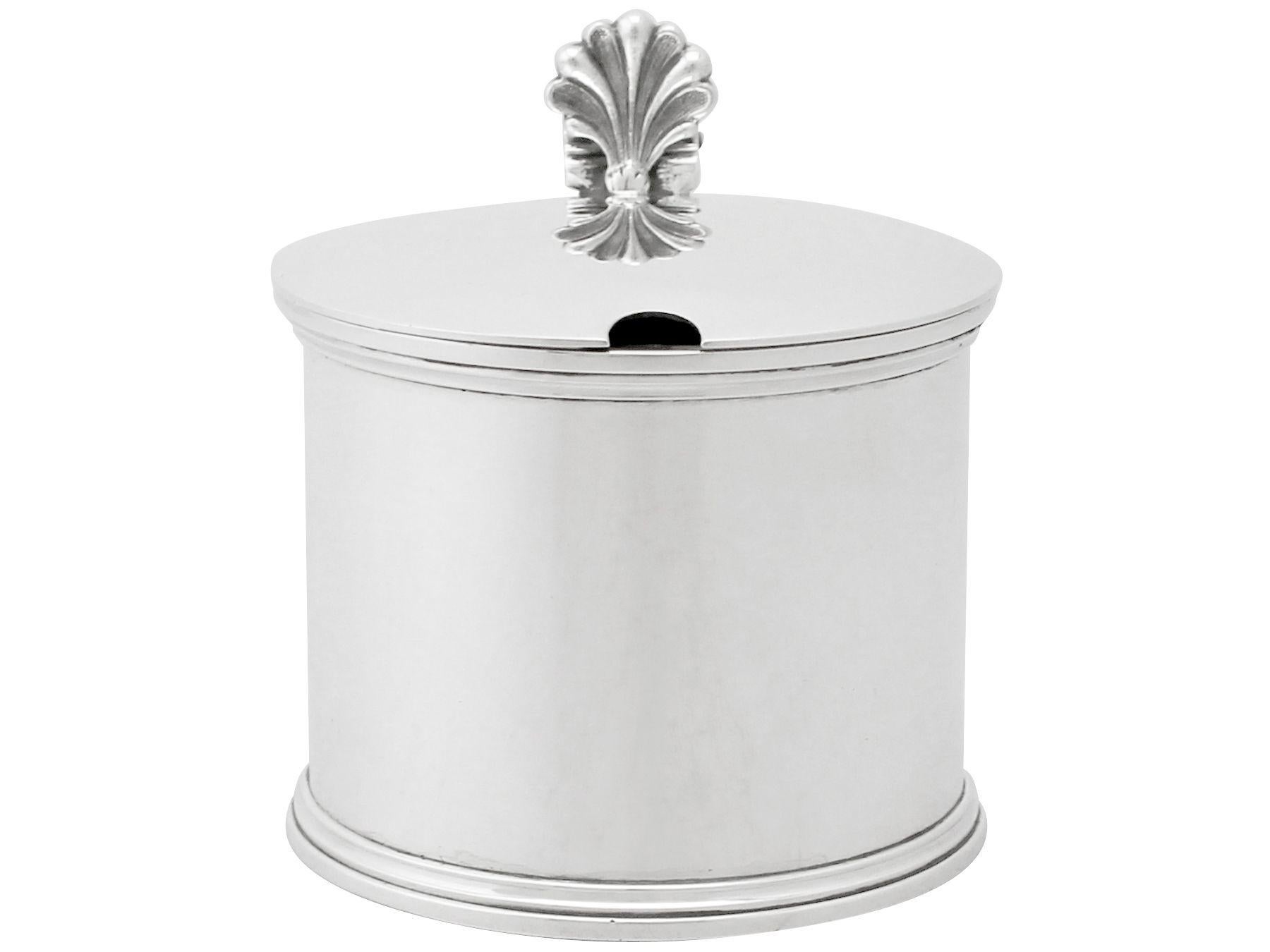 An exceptional, fine and impressive, large antique George V English sterling silver drum mustard pot; an addition to our silver cruets/condiments collection.

This exceptional antique George V sterling silver mustard pot has a plain drum form onto