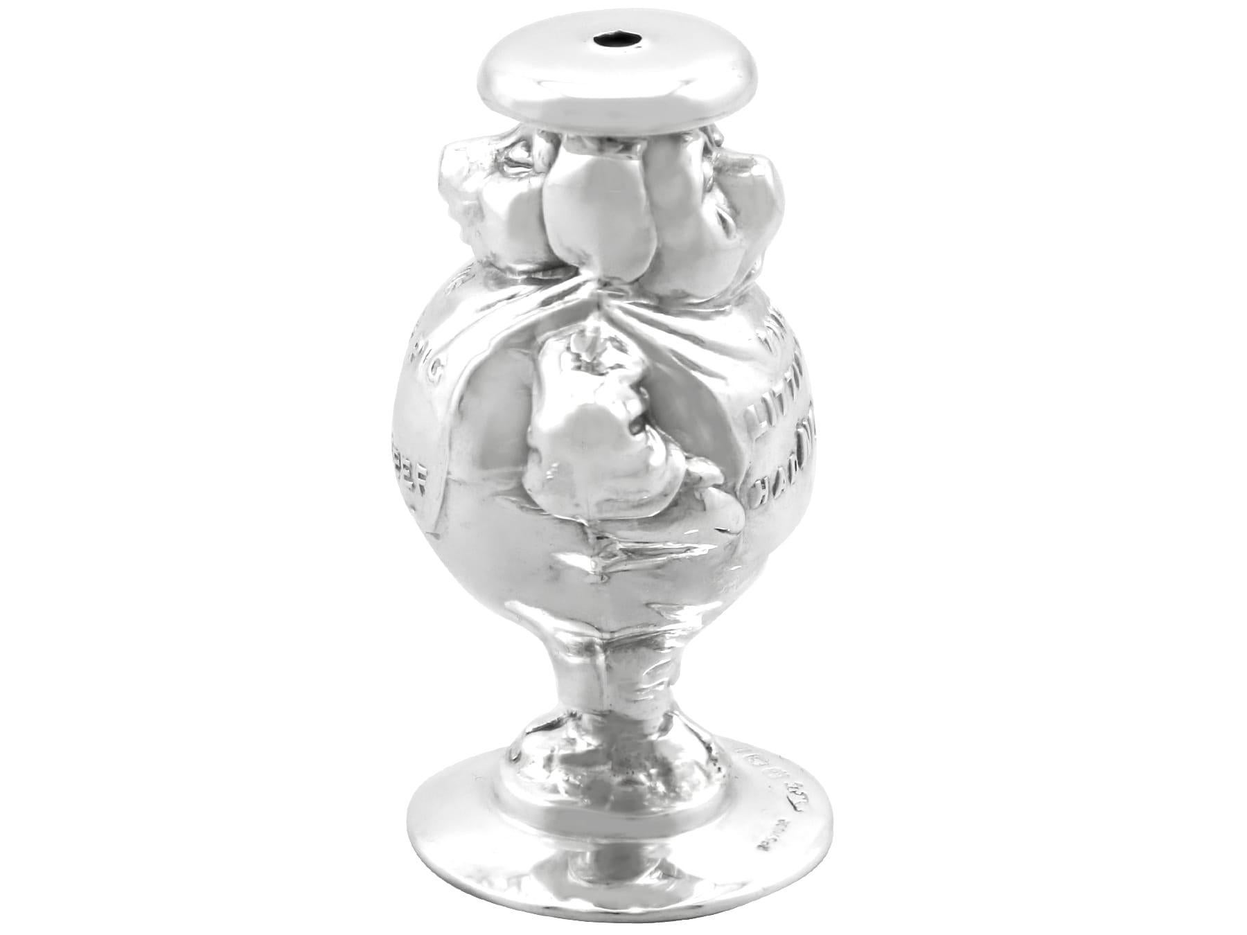 Una excepcional, fina e impresionante sal de cerdo inglesa antigua de plata de ley de Jorge V; una adición a nuestra novedosa colección de vajillas de plata.

Esta fina e impresionante sal antigua de plata de ley de Jorge V ha sido modelada con