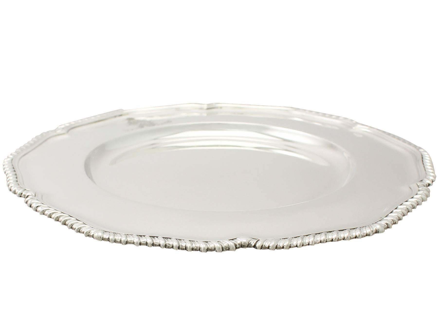 An exceptional, fine and impressive antique George V English sterling silver plate; an addition to our dining silverware collection

This exceptional antique George V sterling silver plate has a plain circular hex foil shaped form with a plain