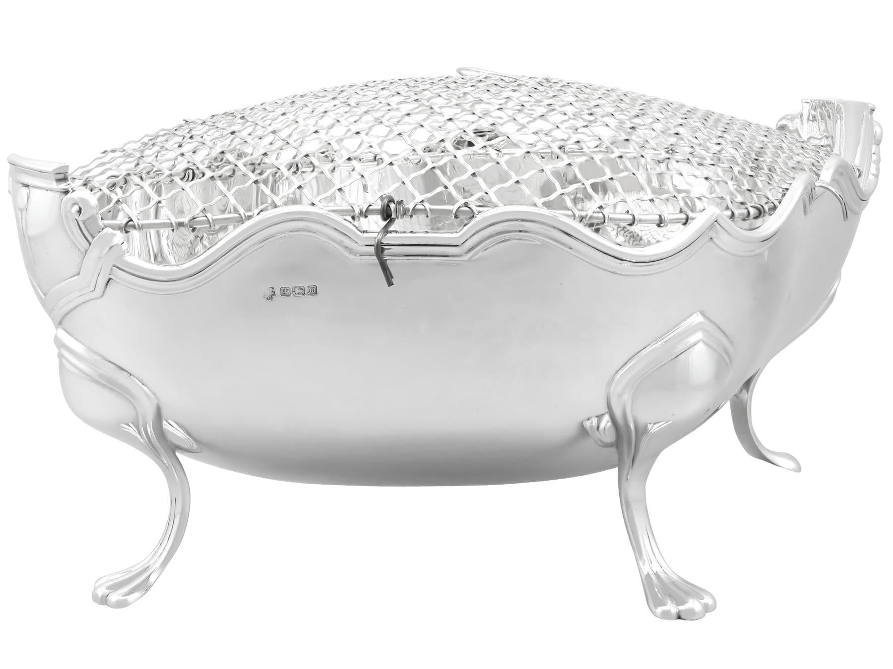 An exceptional, fine and impressive antique George V English sterling silver presentation bowl/centrepiece; an addition to our ornamental silverware collection.

This exceptional antique silver centrepiece, in sterling standard, has a plain oval