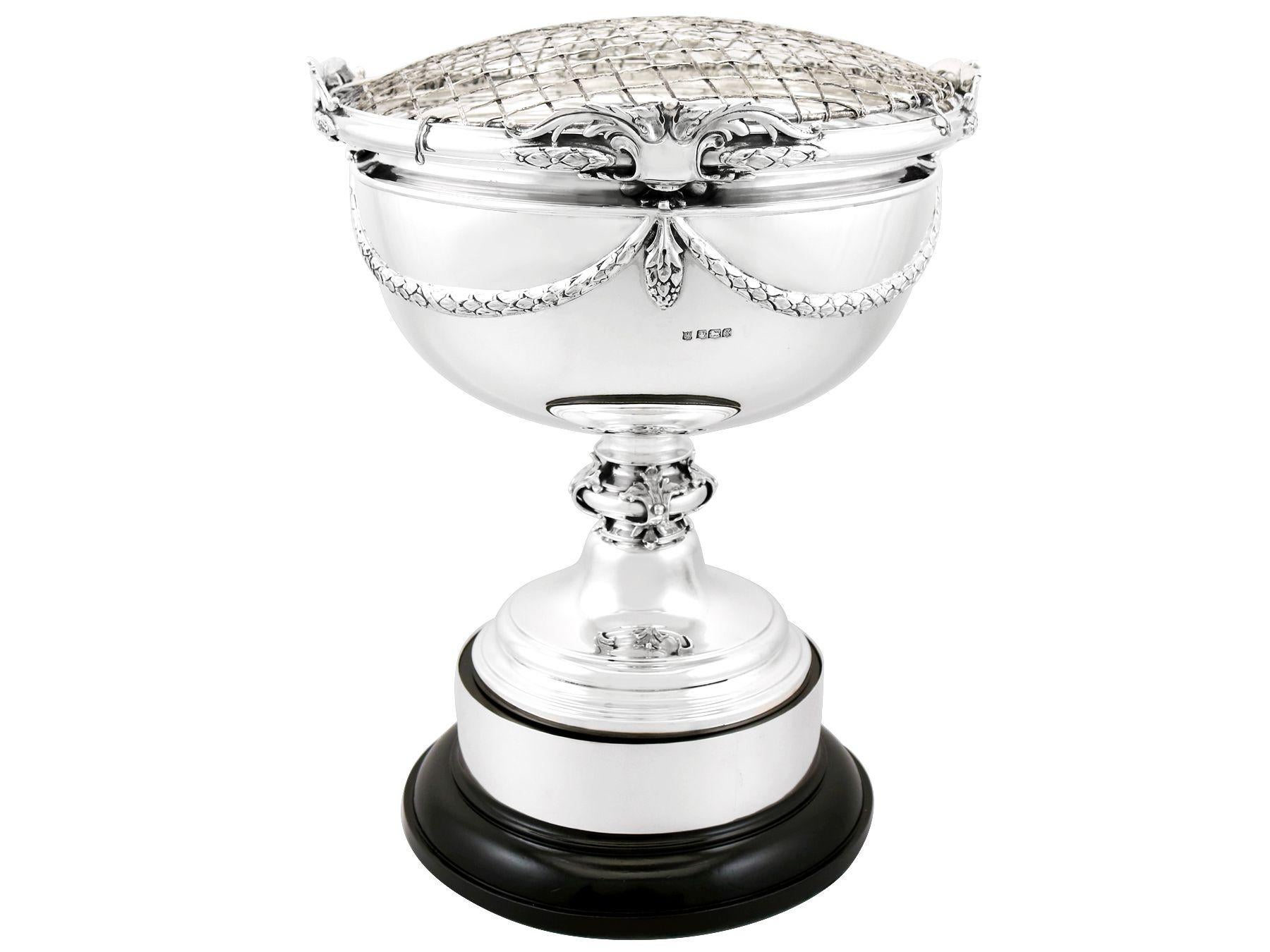 An exceptional, fine and impressive, antique George V English sterling silver bowl on plinth by James Deakin & Sons; an addition to our ornamental silverware collection.

This exceptional antique George V sterling silver bowl has a circular