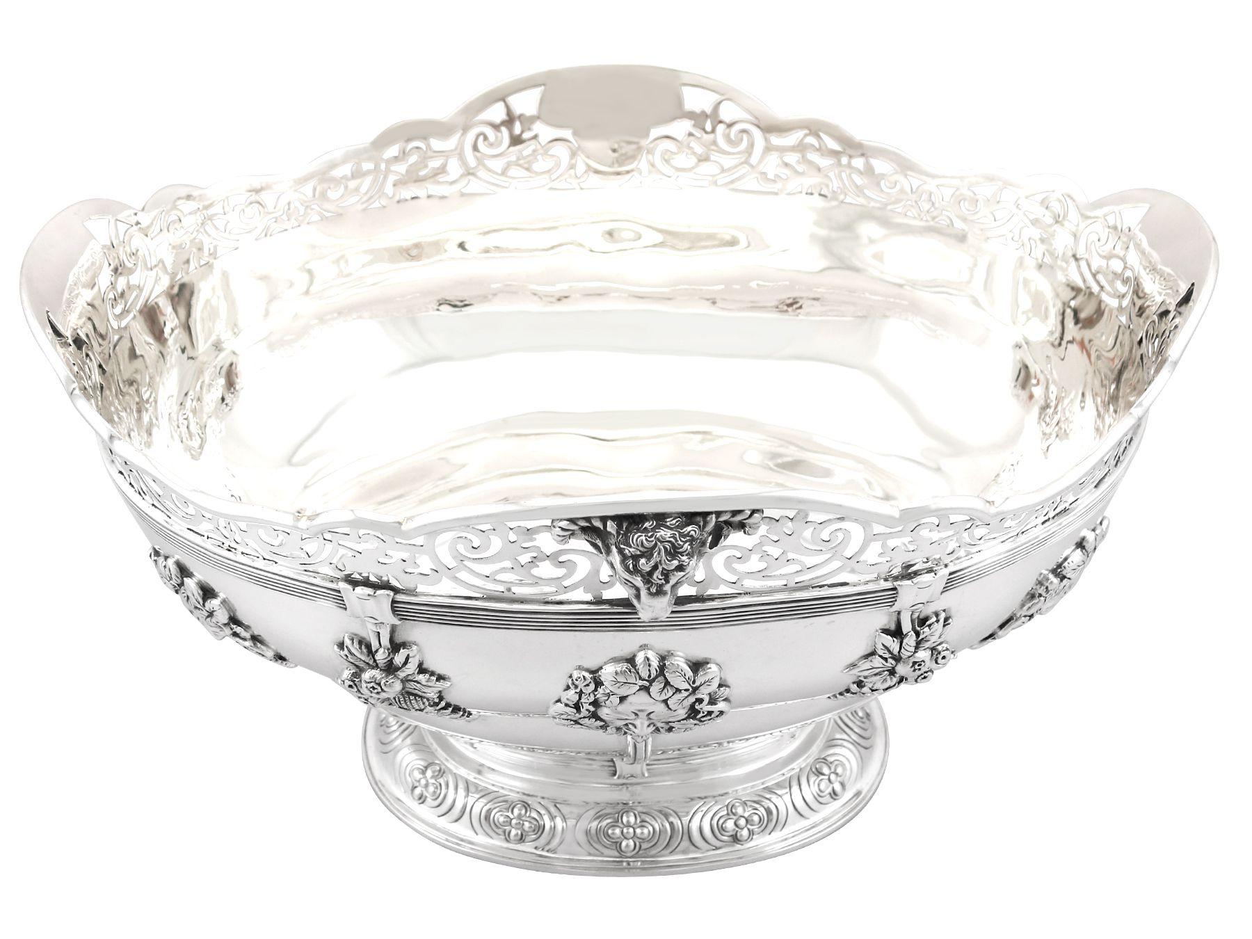 A magnificent, fine and impressive, antique George V English sterling silver presentation bowl; an addition to our ornamental silverware collection

This magnificent, fine and impressive antique George V silver bowl, crafted in sterling standard,