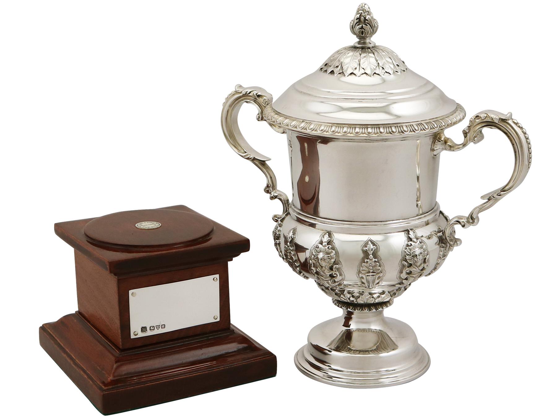 Antique George V Sterling Silver Presentation Cup and Cover (1932) In Excellent Condition In Jesmond, Newcastle Upon Tyne