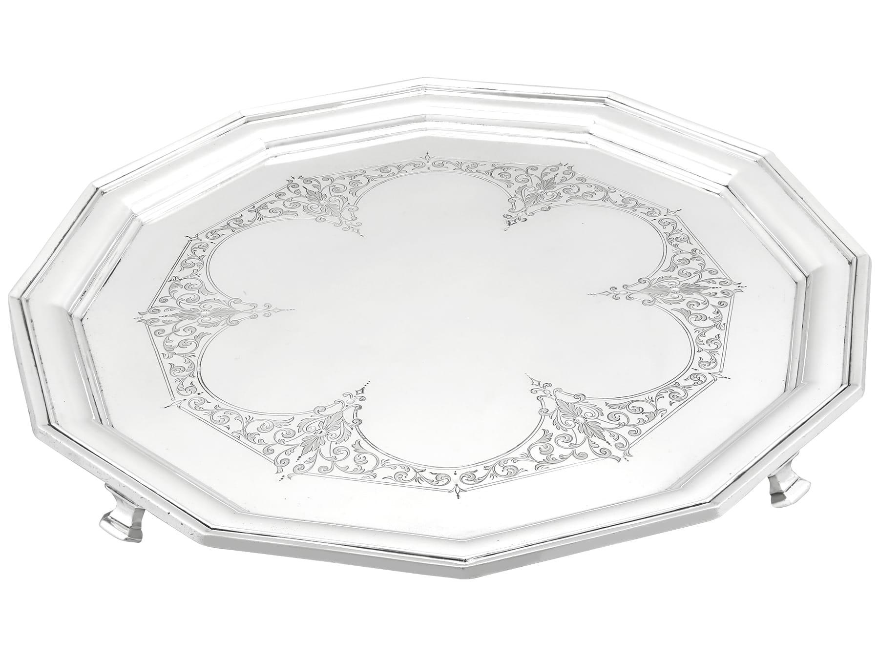 An exceptional, fine and impressive antique George V English sterling silver salver; an addition to our silver serving trays collection.

This exceptional antique George V sterling silver salver has a dodecagon shaped form.

The surface of this