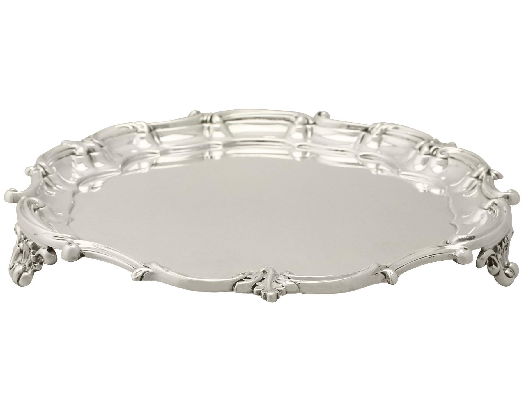 An exceptional, fine and impressive antique George V English sterling silver salver, an addition to our silver dining collection.

This exceptional antique George V English sterling silver salver has a circular shaped form onto three feet.

The