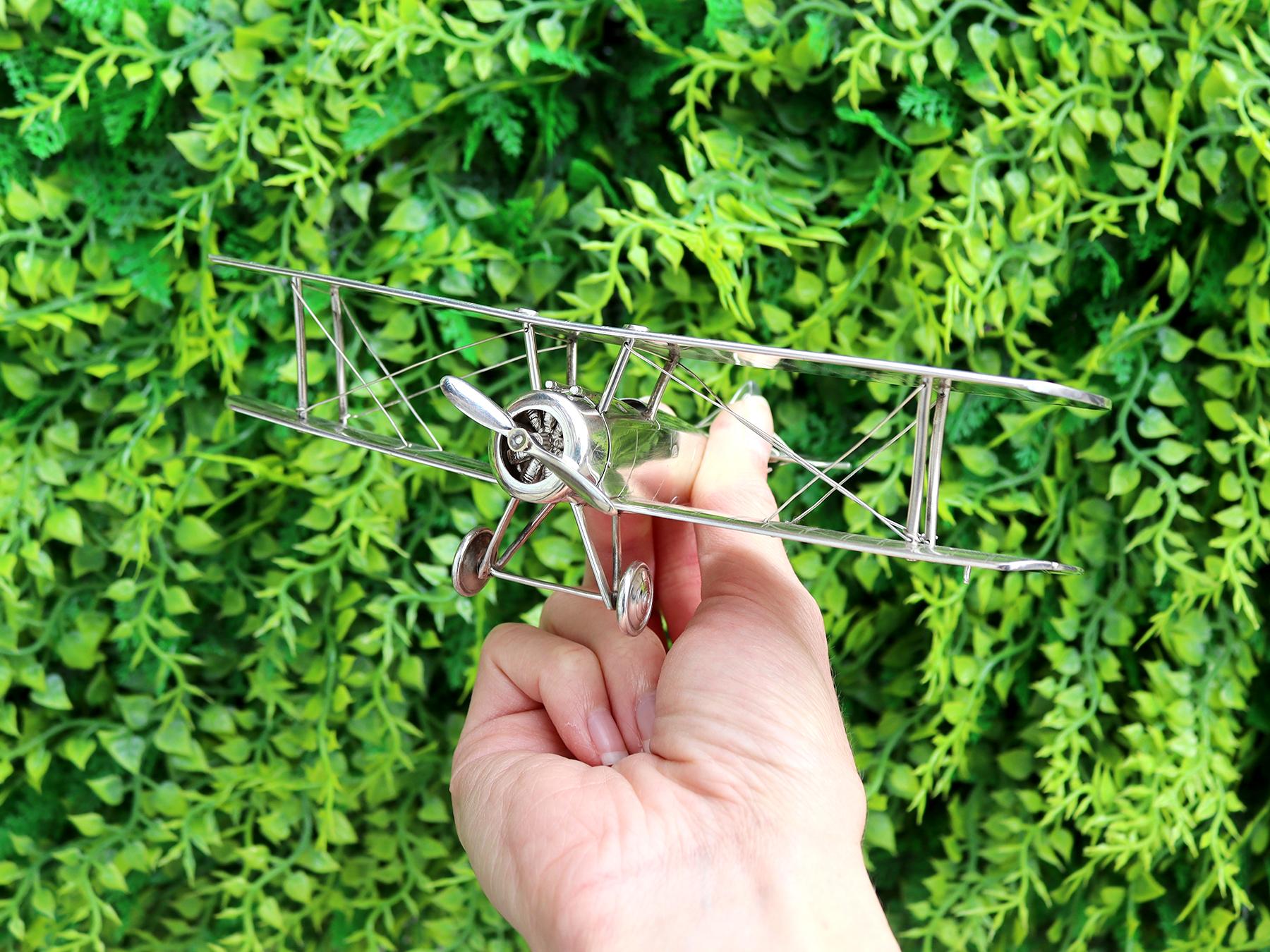 Un eccezionale, raffinato e impressionante soprammobile antico in argento sterling Sopwith di Giorgio V; un'aggiunta alla nostra collezione di ornamenti da scrivania in argento.

Questo eccezionale, raffinato e impressionante ornamento da tavolo in