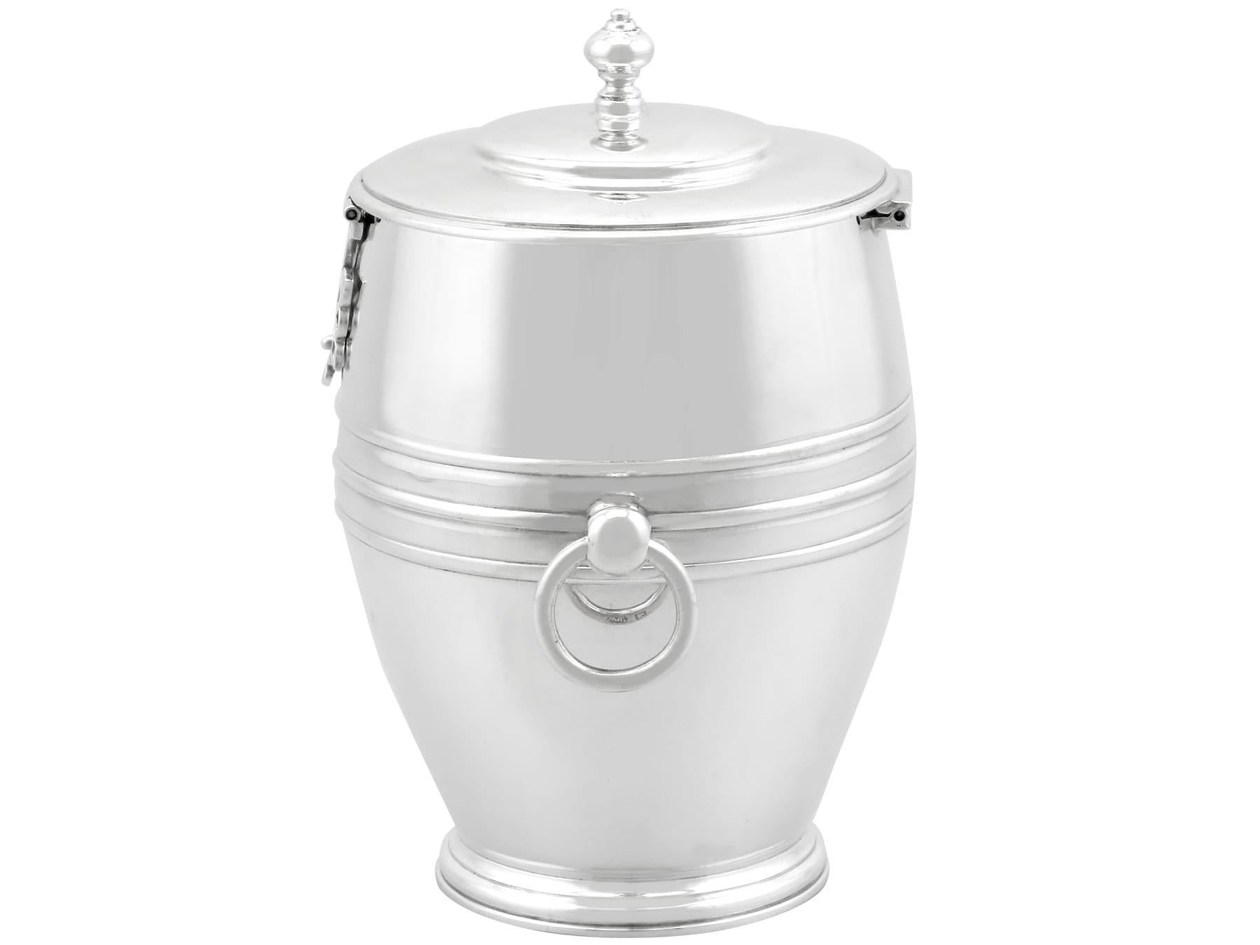 An exceptional, fine and impressive antique George V English sterling silver tea caddy and spoon; an addition to our silver teaware collection.

This exceptional antique George V sterling silver tea caddy has circular rounded form.

The surface of