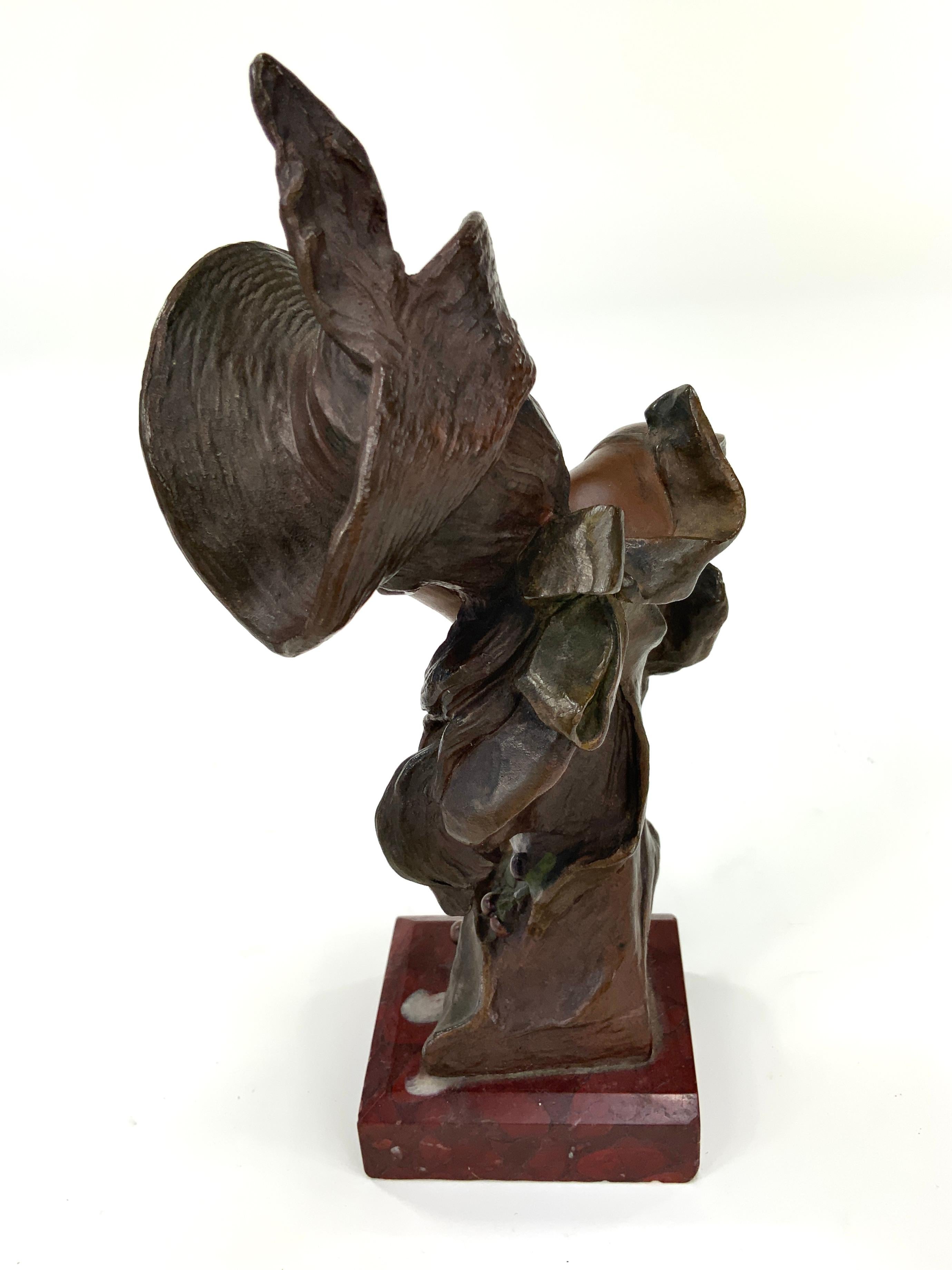 Georges Van Der Straeten (Belge, 1856-1941) a créé ce joli buste en bronze représentant une jeune femme tenant deux cerises entre ses dents. Il est en excellent état et ne présente aucun dommage visible sur le bronze. 

Il repose sur une base en