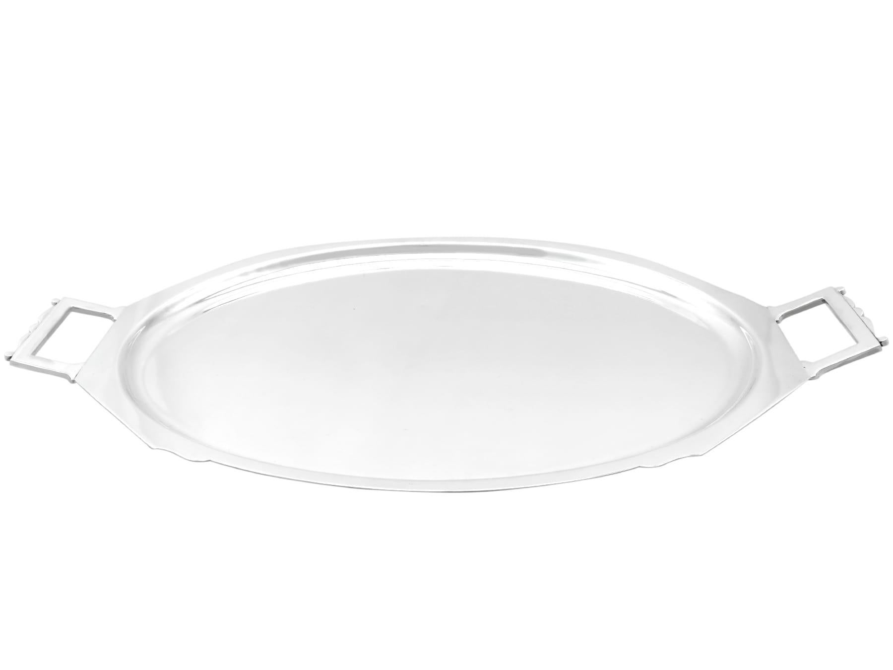 Excepcional, fina e impresionante bandeja de plata de ley inglesa con asas Art Decó Jorge VI para bebidas; forma parte de nuestra colección de platería Art Decó.

Esta excepcional bandeja para bebidas antigua de plata de ley Jorge VI tiene forma