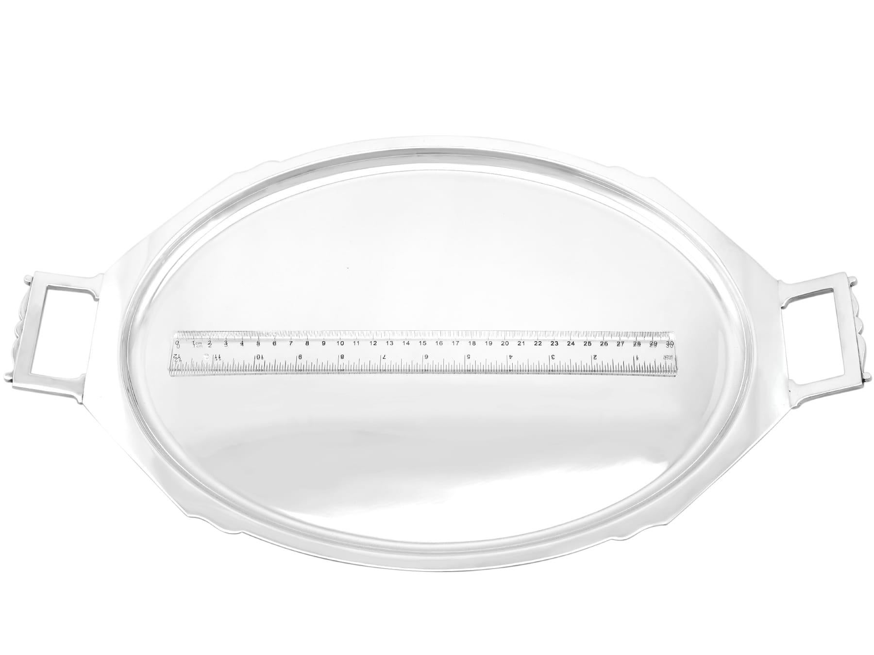 Bandeja para bebidas antigua Jorge VI Art Decó de plata de ley con asas (1937) en venta 2