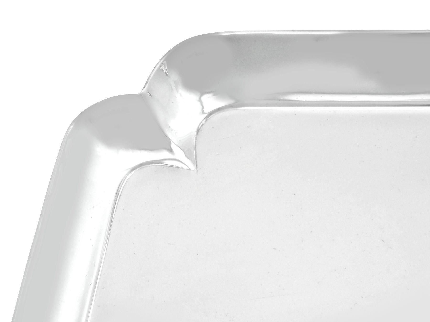 Thomas Bradbury & Sons Antiguo salvamanteles de plata de ley estilo Queen Anne Plata esterlina en venta