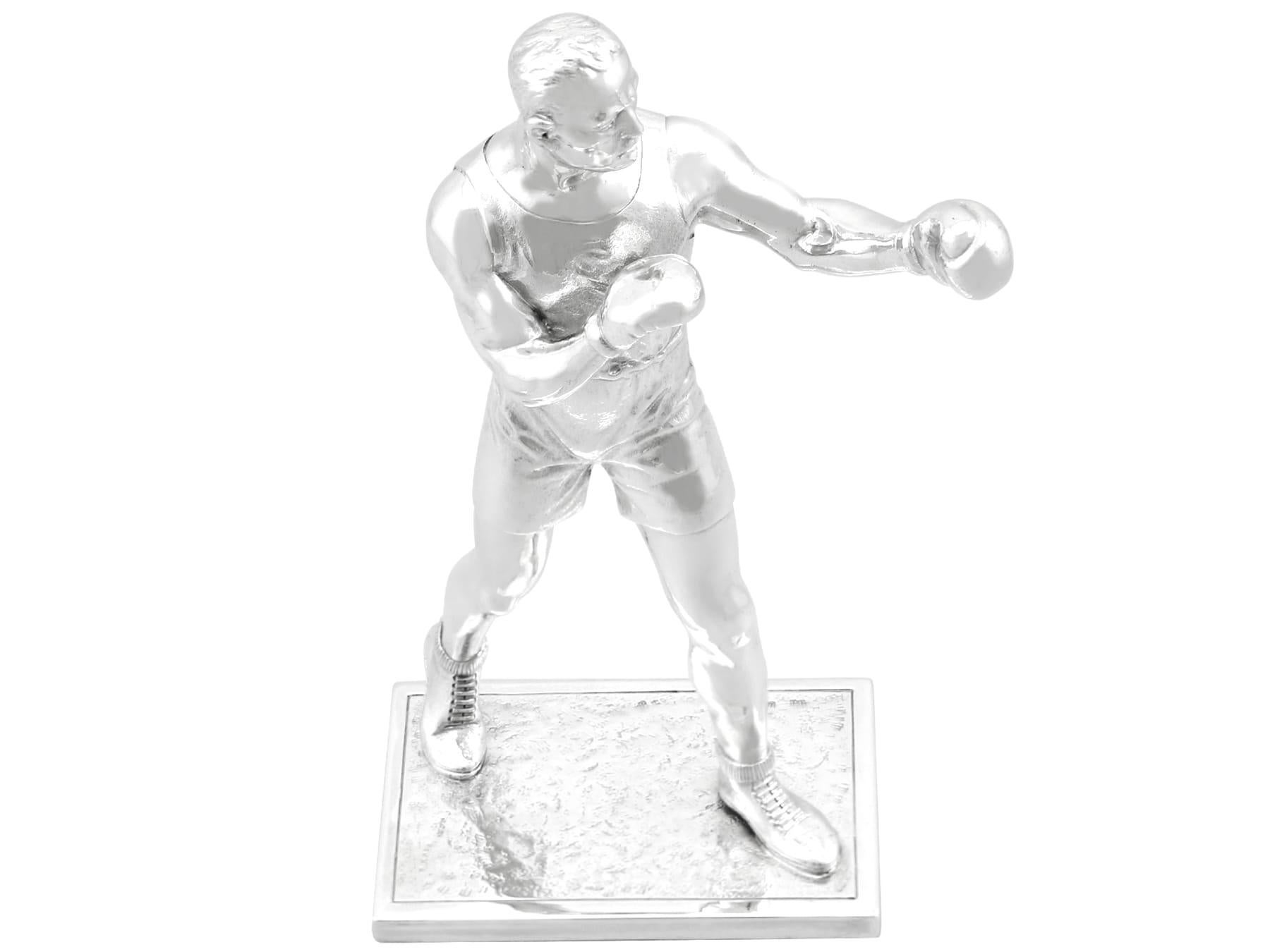 Un'eccezionale, raffinata e imponente statua/ornamento reggimentale in argento sterling di Giorgio VI, che fa parte della nostra collezione di argenti di antiquariato sportivo.

Questo eccezionale ornamento antico in argento sterling fuso di Giorgio