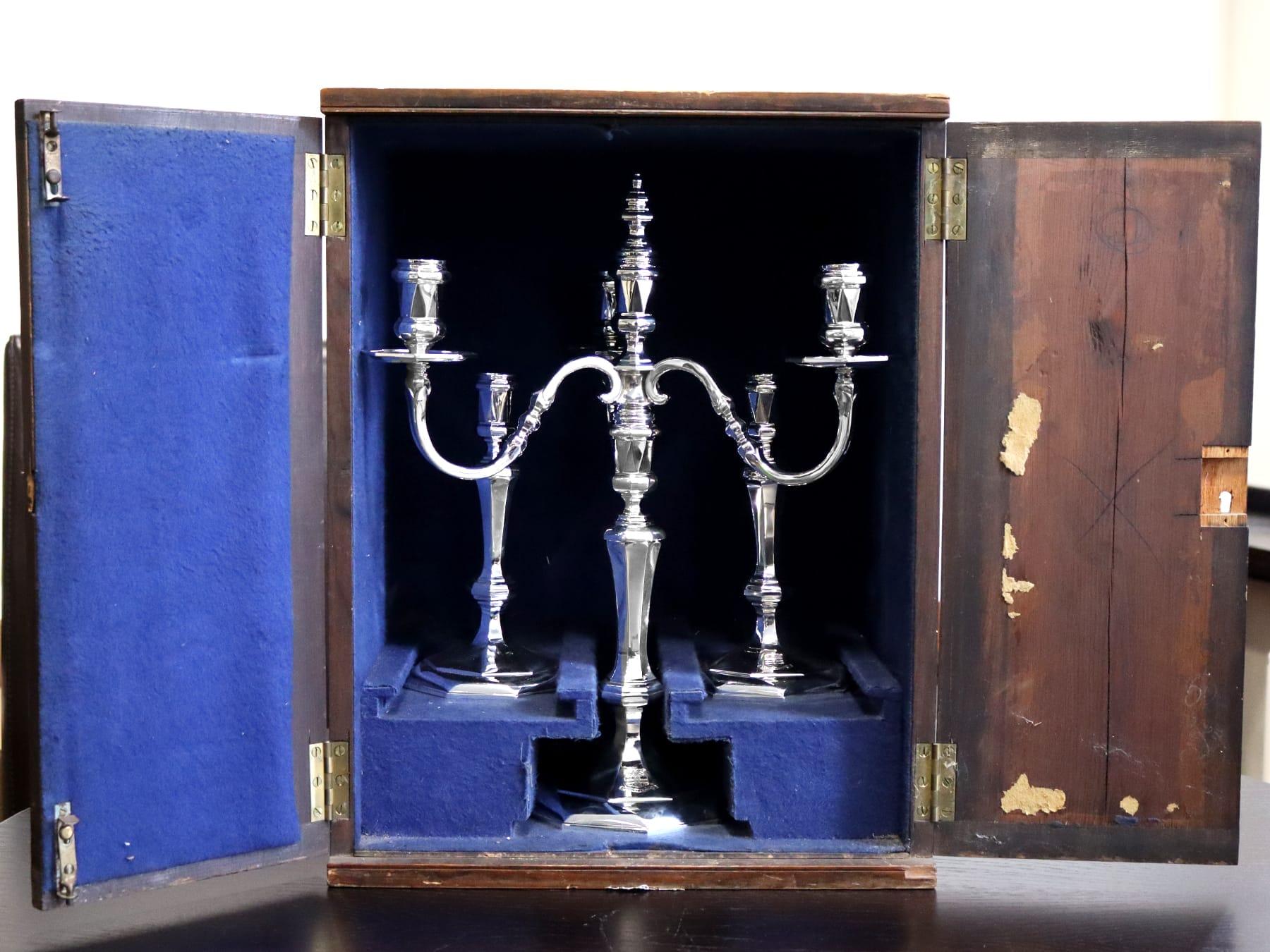 Un magnífico, fino e impresionante candelabro y par de candelabros antiguos de plata de ley fundida de Jorge VI - en caja; una adición a nuestra colección de platería ornamental.

Este excepcional conjunto de candelabro y candelero de plata de ley