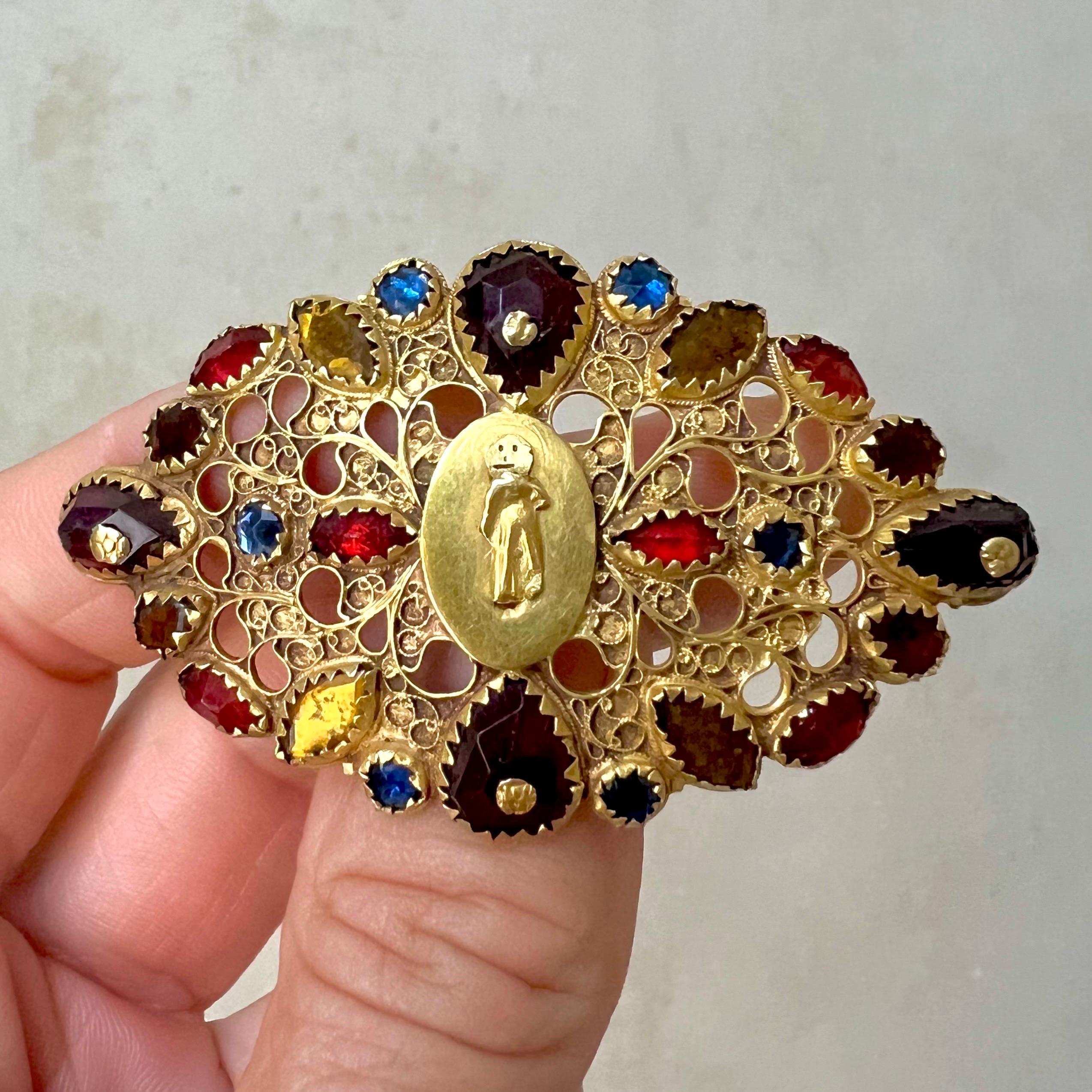 This 14 karat yellow gold rare Dutch Frisian brooch, crafted between 1825 and 1840, is an exquisite example of early 19th century jewelry design of the regional costume in the Netherlands. This piece features intricate craftsmanship, characteristic