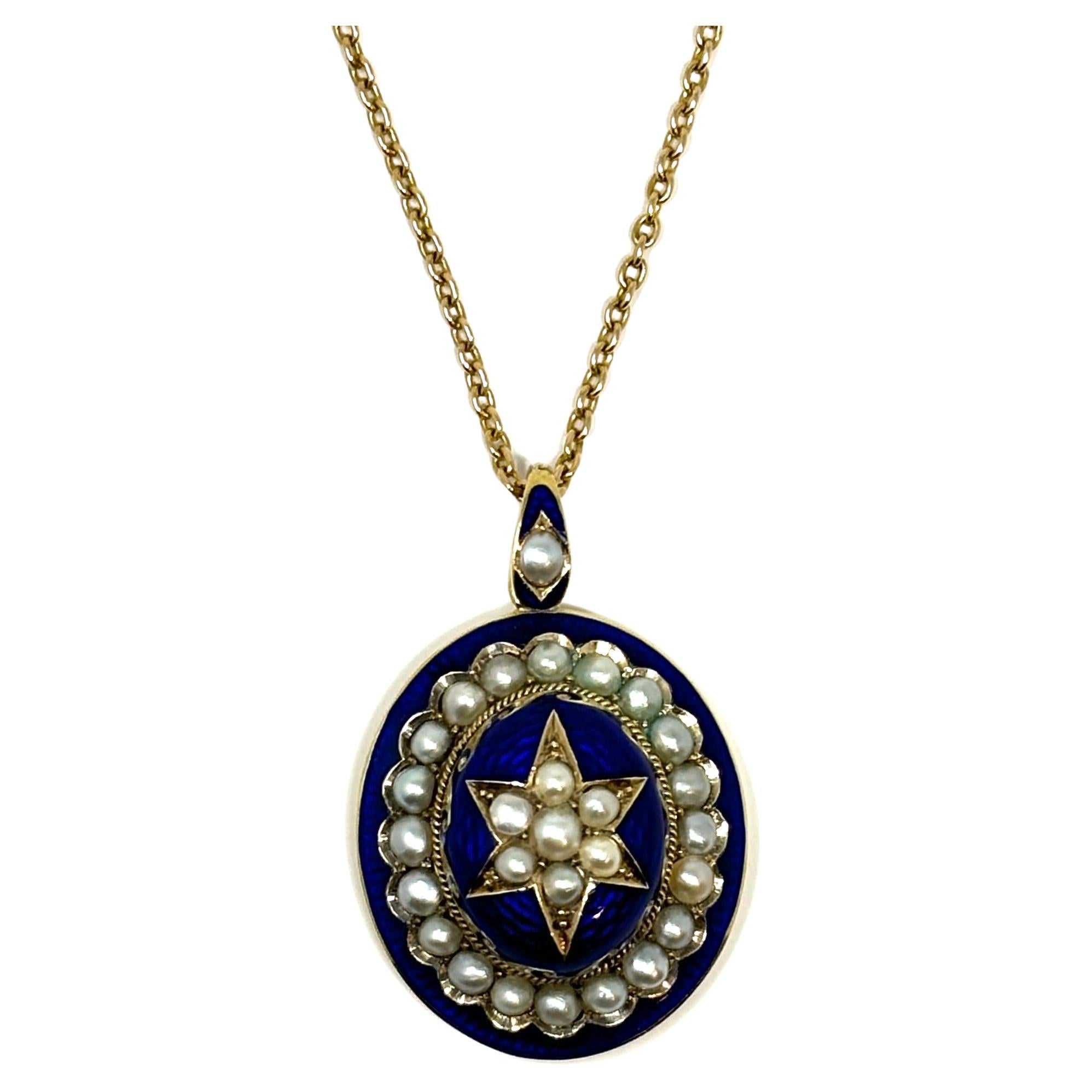 Une merveilleuse beauté géorgienne contenant des perles naturelles et rehaussée par un émail bleu cobalt brillant gravé d'un motif de vagues. Les perles sont disposées en étoile.

Le compartiment à cheveux vitré à l'envers permet de garder l'être