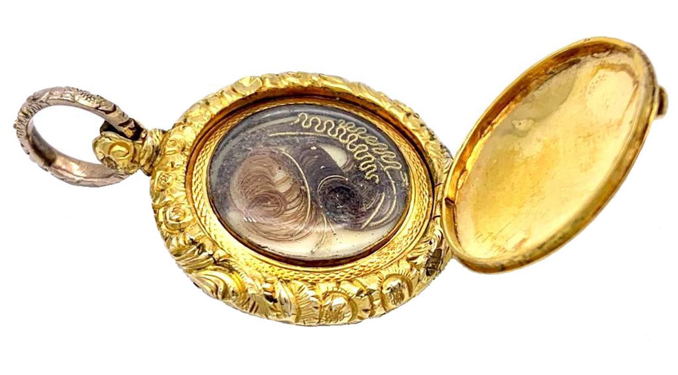 Antikes georgianisches 15 Karat Gold Medaillon-Anhänger mit Blumen und Haar aus Golddraht (George IV.) im Angebot