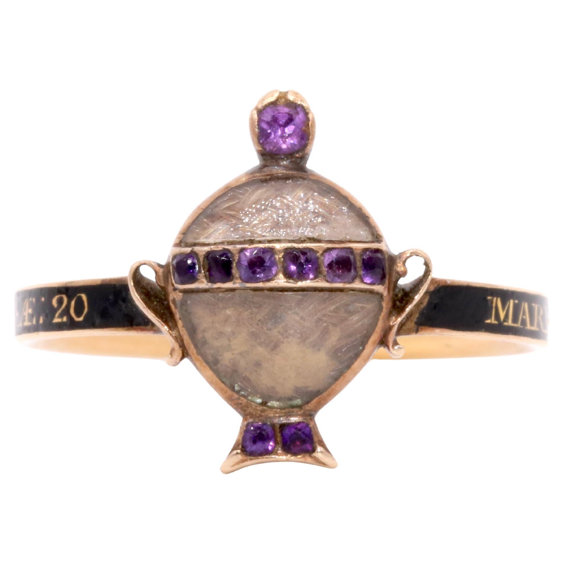 Antiguo anillo georgiano de 1771 de oro amarillo de 22 quilates con urna de amatista esmaltada en negro