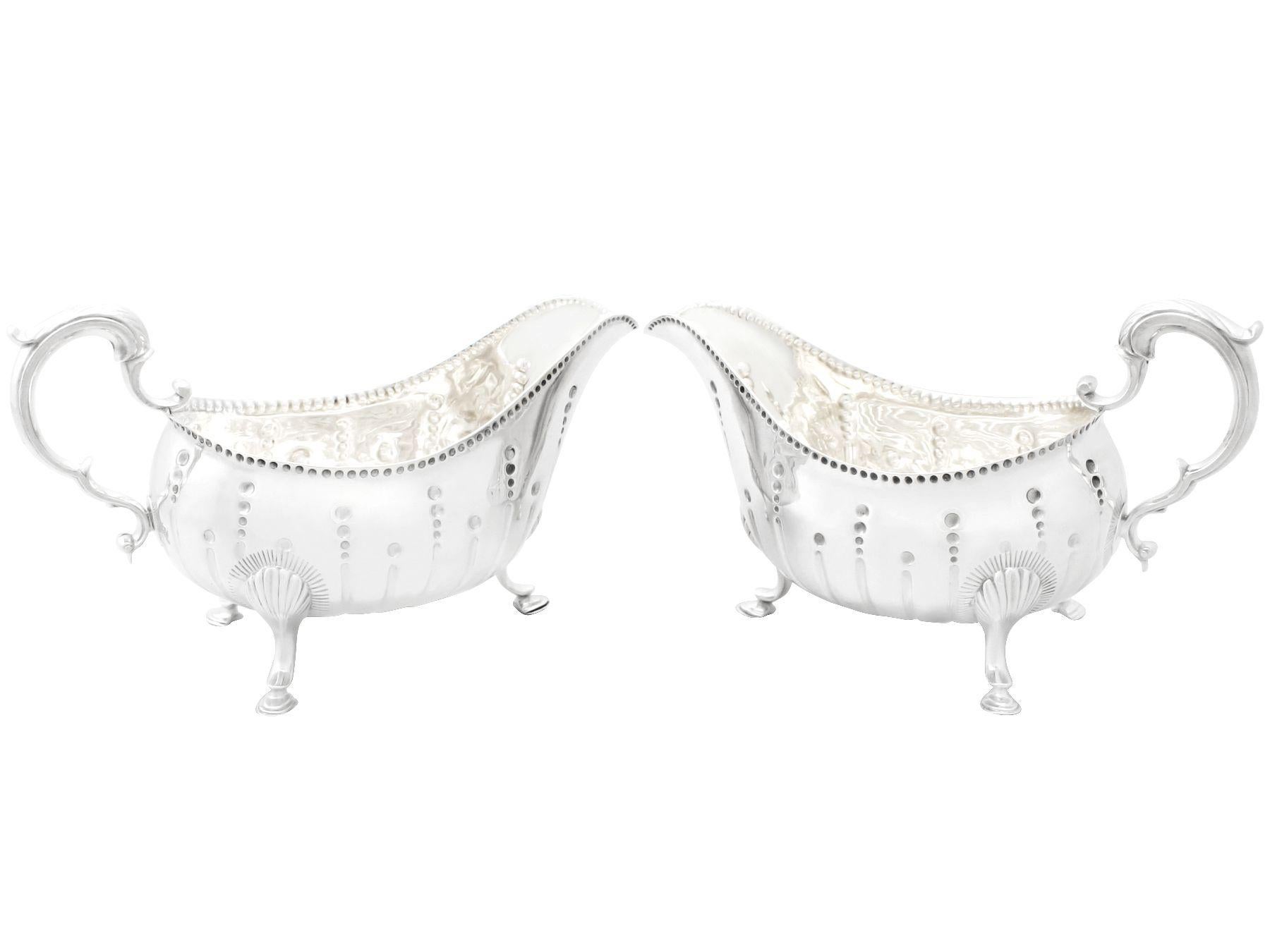 An exceptional, fine and impressive pair of antique George III Irish sterling silver sauceboats or gravy boats; an addition to our Georgian dining silverware collection.

These fine antique Georgian Irish sterling silver sauceboats have a plain
