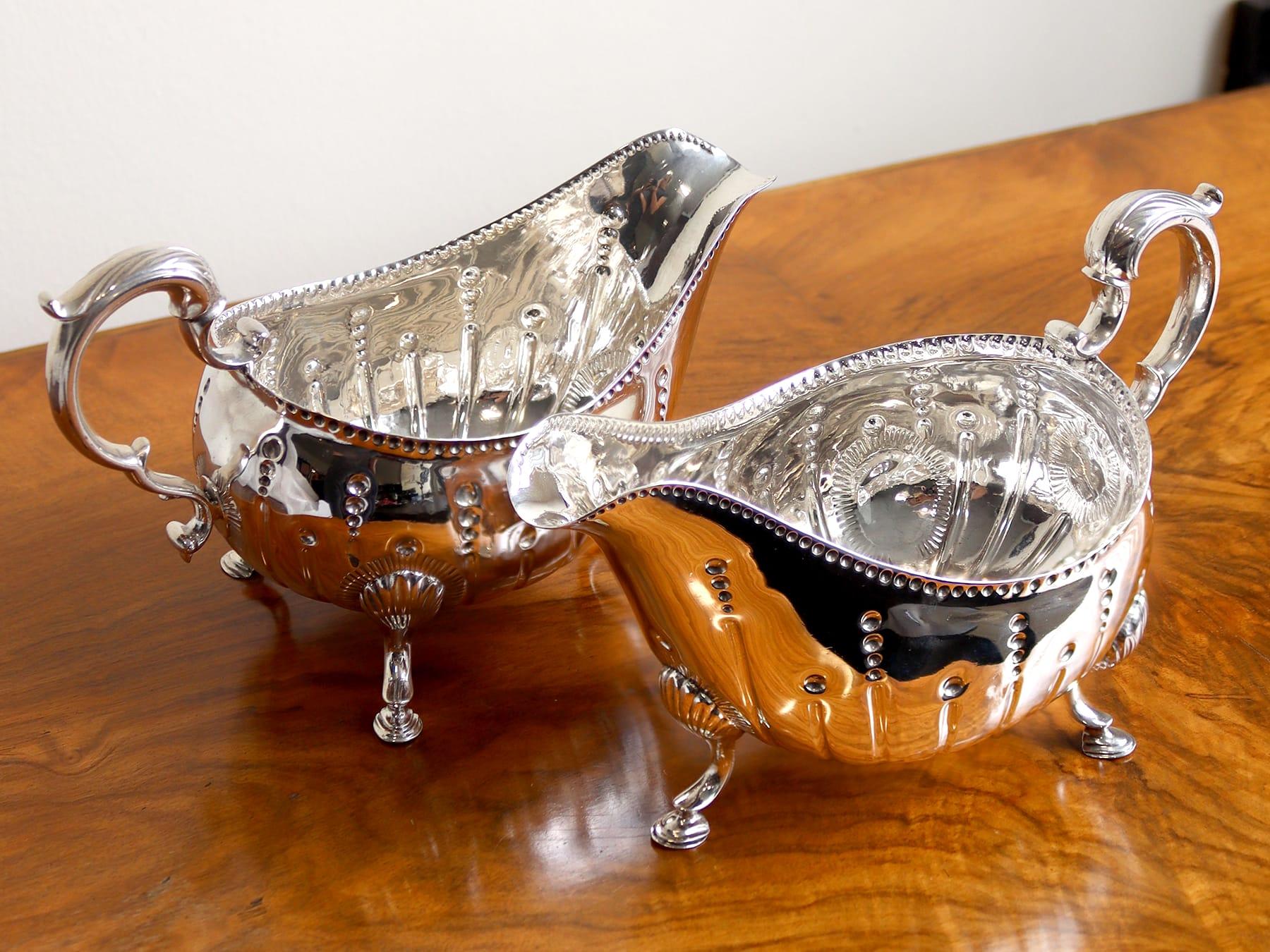 Ein außergewöhnliches, feines und beeindruckendes Paar antiker Sauciere oder Sauciere aus irischem Sterlingsilber von George III.

Diese feinen antiken georgischen irischen Sterlingsilber-Saucenschalen haben eine schlichte ovale runde Form.

Der