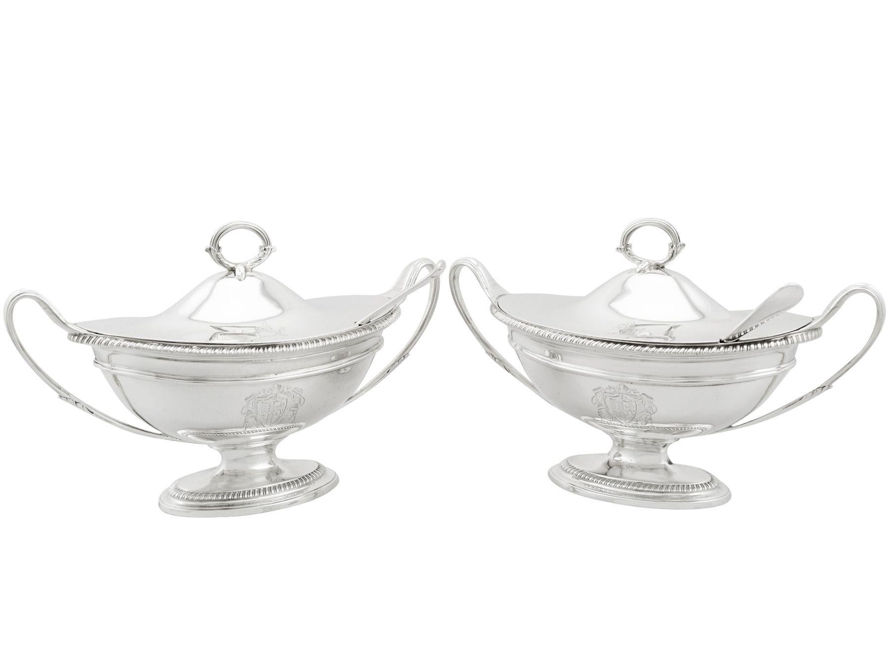 Une paire exceptionnelle, fine et impressionnante d'anciennes soupières à sauce en argent sterling George III anglais avec louches ; un ajout à notre collection d'argenterie géorgienne.

Ces exceptionnelles soupières à sauce en argent sterling de