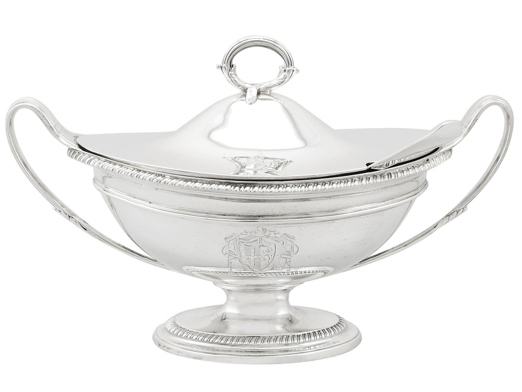 Antique Georgian 1790s Sterling Silver Sauce Tureens with Ladles In Excellent Condition For Sale In Jesmond, Newcastle Upon Tyne